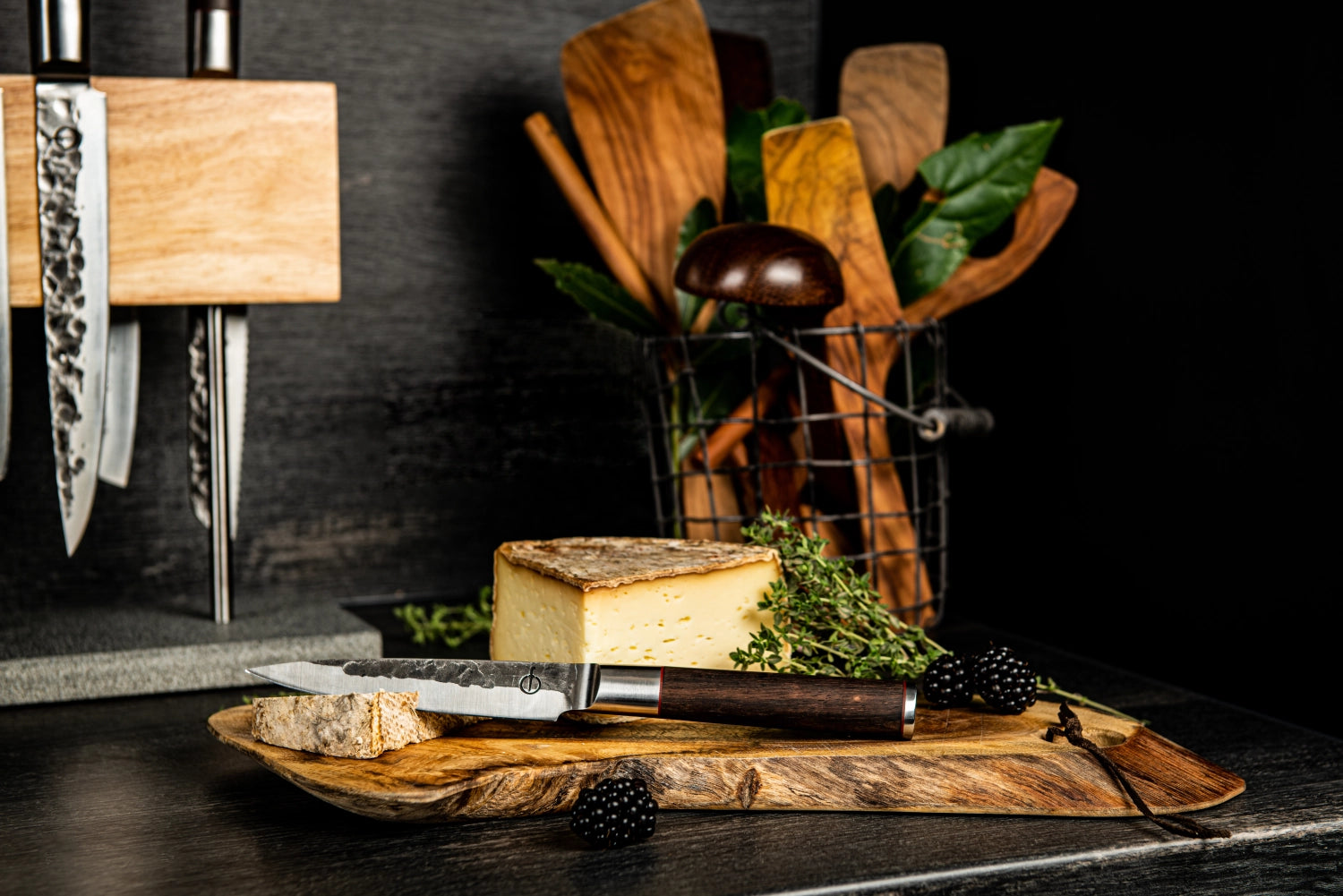 Magnetic knife block oak on natural stone foot