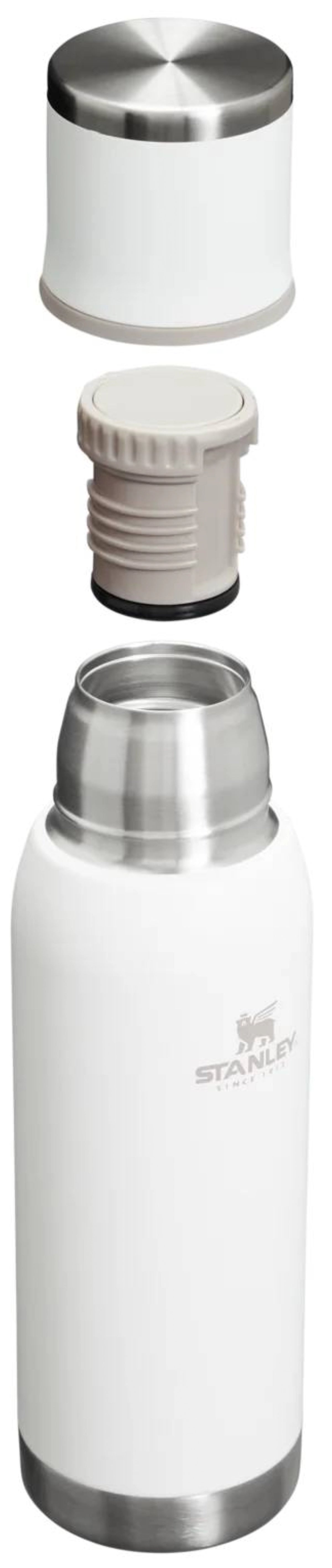 Weisse Thermosflasche aus Edelstahl von Stanley, Adventure To-Go 0.75l Frost, mit schlanker Silhouette und breiter Öffnung, stehend fotografiert.