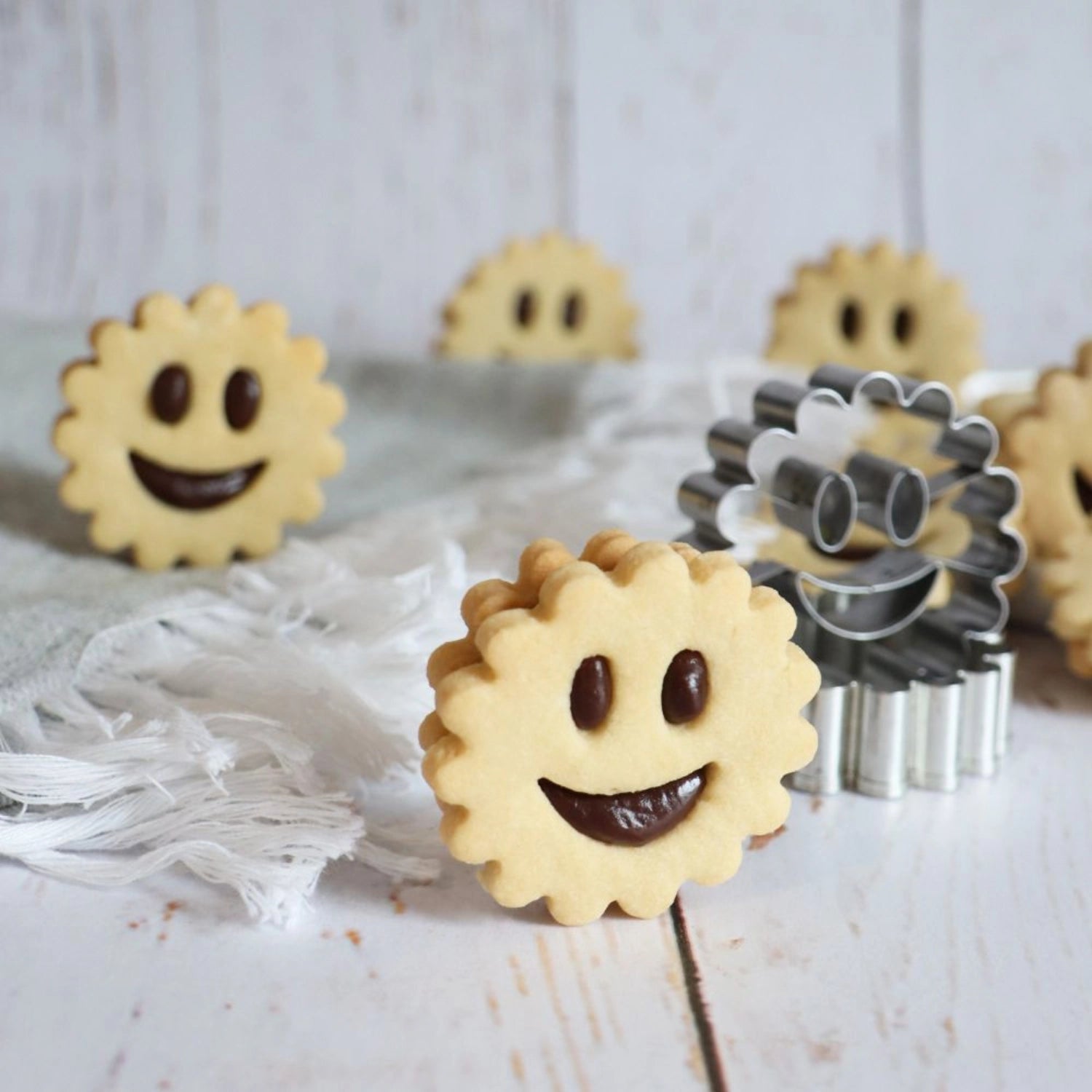 Zwei fröhliche Ausstecher im Smile-Design für Spitzbuben, perfekt zum Ausstechen und Dekorieren von Keksen und Plätzchen.