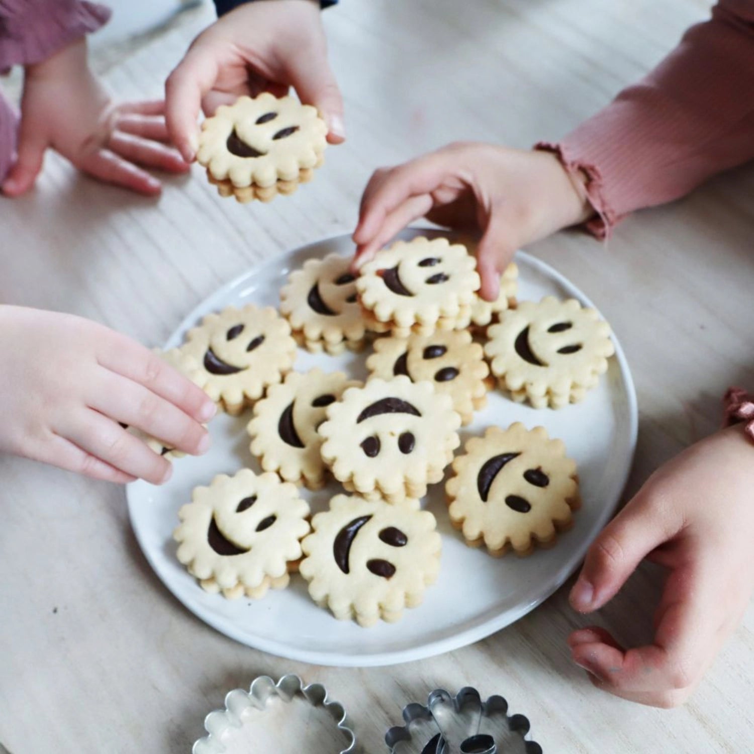 Zwei lustige Ausstecher im Smile-Design, ideal für kreative Keks- und Plätzchenformen, die Freude beim Backen bringen.