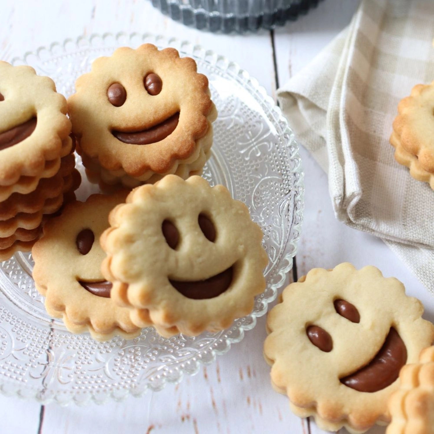 Zwei fröhliche Ausstecher im Smile-Design für kreative Backideen, perfekt für Kekse und Plätzchen, die ein Lächeln zaubern.