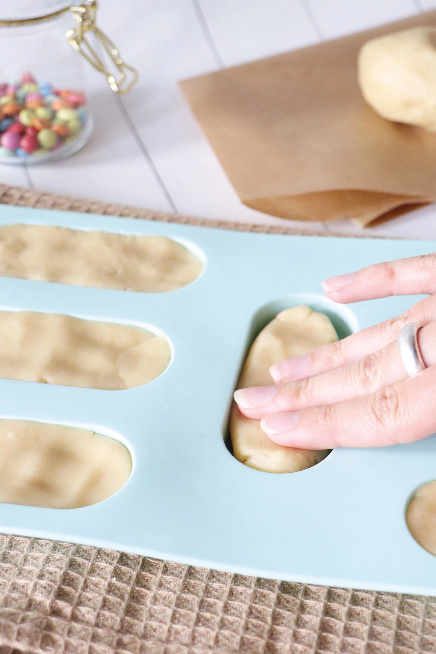 Silikon Backform für 6 Löffelbiskuits, ideal für die einfache Zubereitung von köstlichen Desserts und Backkreationen.