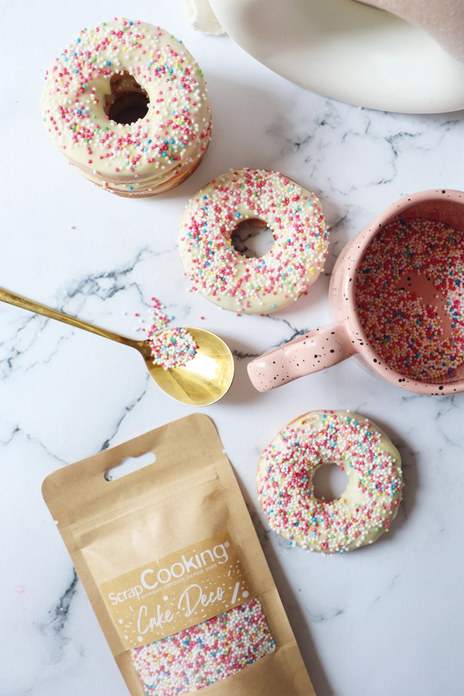 Kompakte Mini-Donut-Maschine von Scrap Cooking: Ideal für die schnelle Herstellung köstlicher, individueller Mini-Donuts für jeden Anlass.