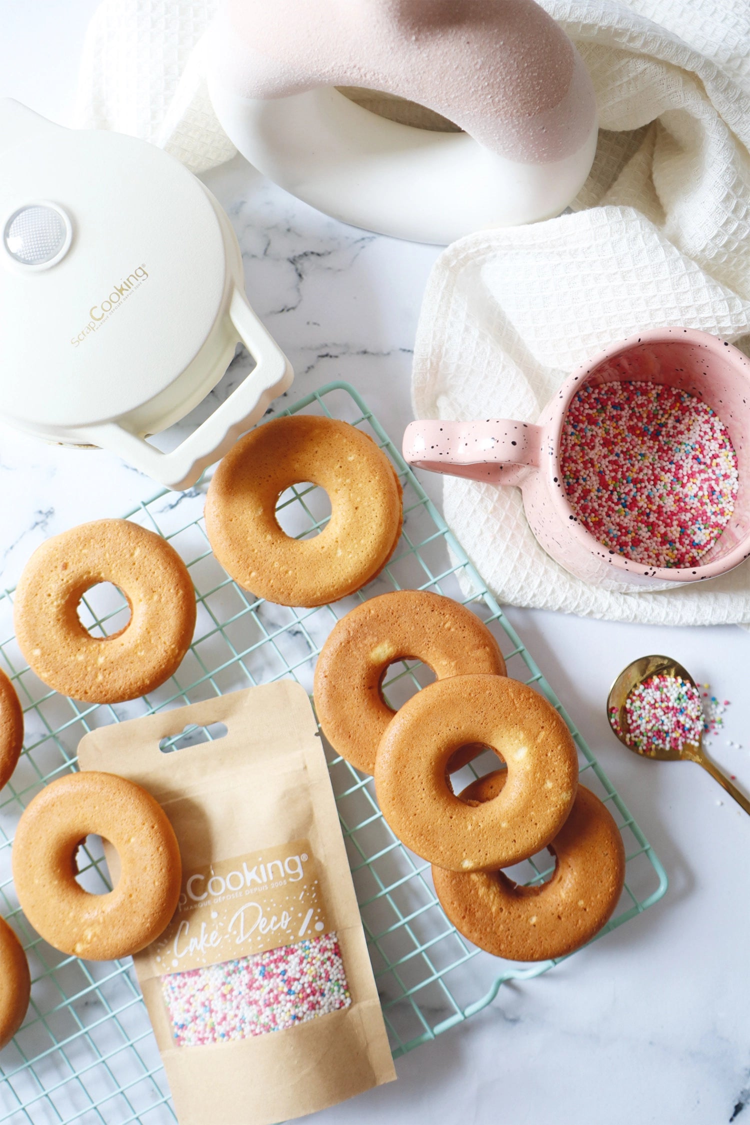 Kompakte Mini-Donut-Maschine von Scrap Cooking: Ideal für die schnelle Herstellung von köstlichen Mini-Donuts für jeden Anlass.