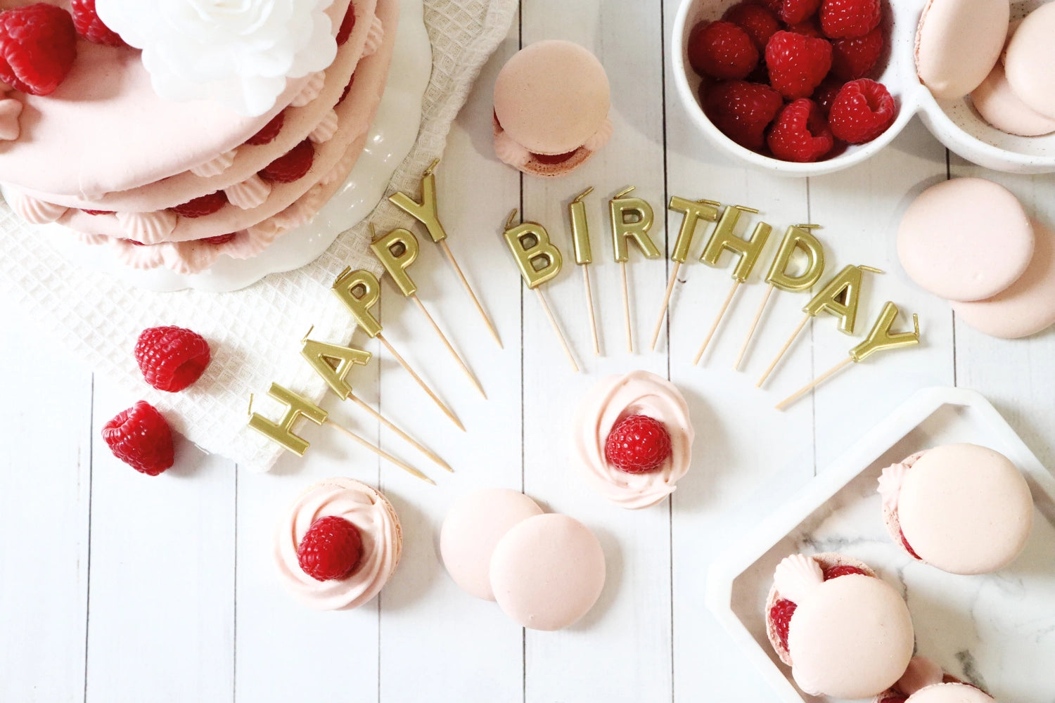 Goldene Happy Birthday Kerzen von Scrap Cooking, perfekt für festliche Geburtstagsfeiern und kreative Tortendekorationen.
