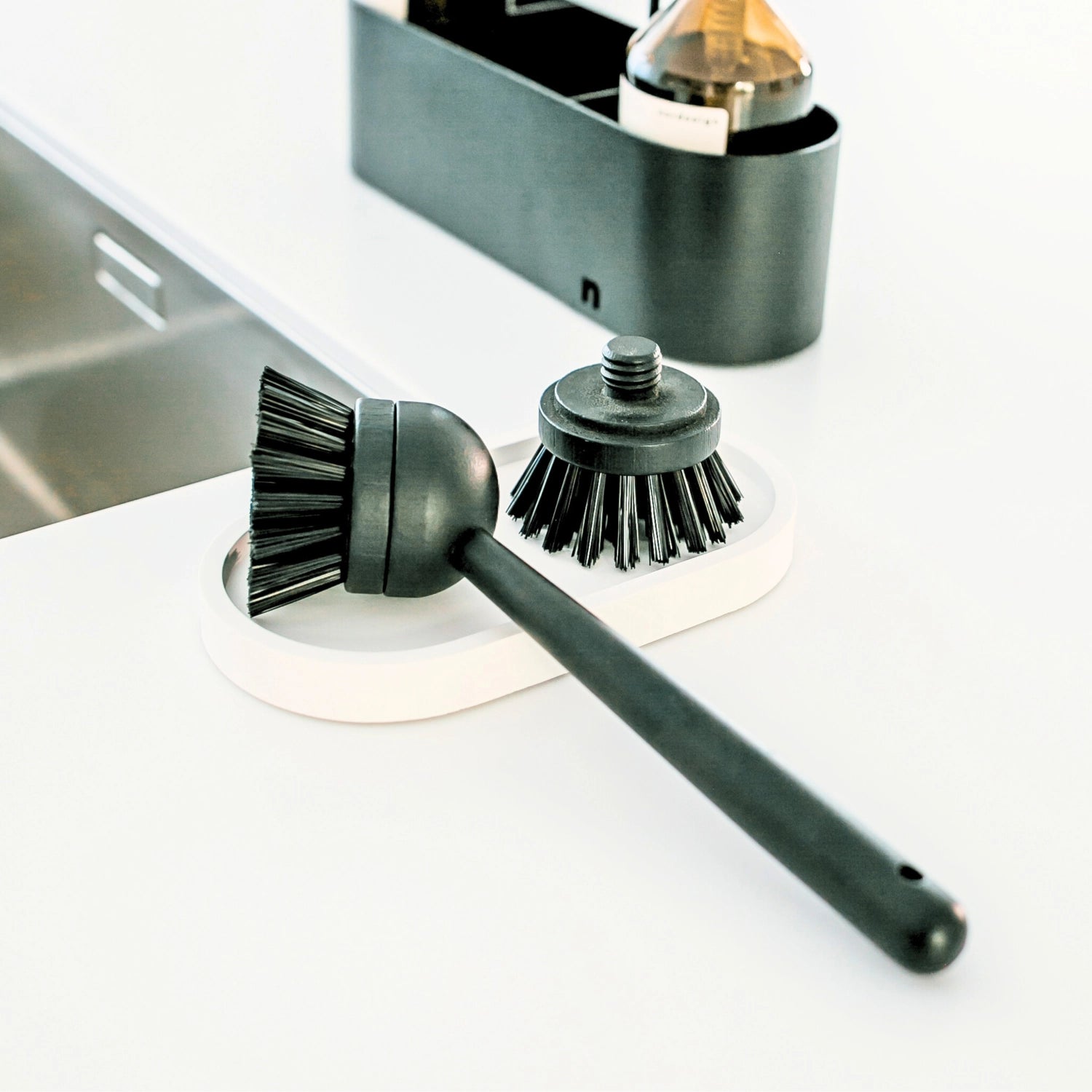 Elegante Spülbürste aus Bambus mit robustem Kunststoffkopf, ideal für umweltfreundliches Abwaschen. Maße: 23 cm hoch, 7,5 cm breit, 5,5 cm tief.