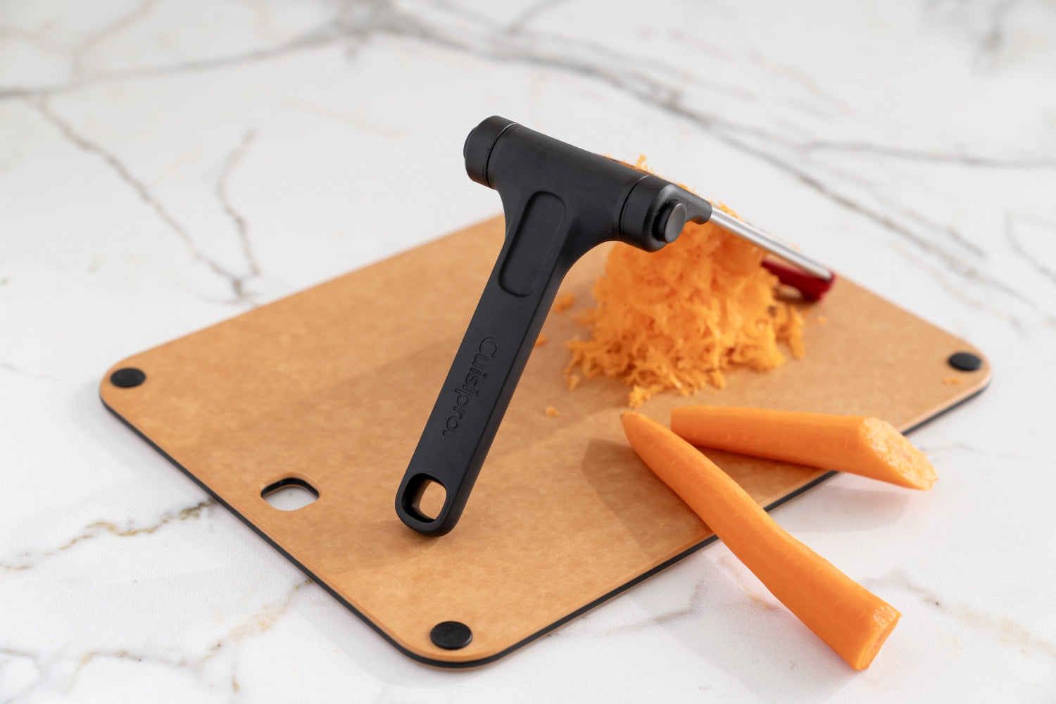 Praktische Klappreibe in stilvollem Schwarz von Cuisipro, perfekt zum groben Reiben von Käse, Gemüse und mehr. Ein unverzichtbares Küchenwerkzeug.