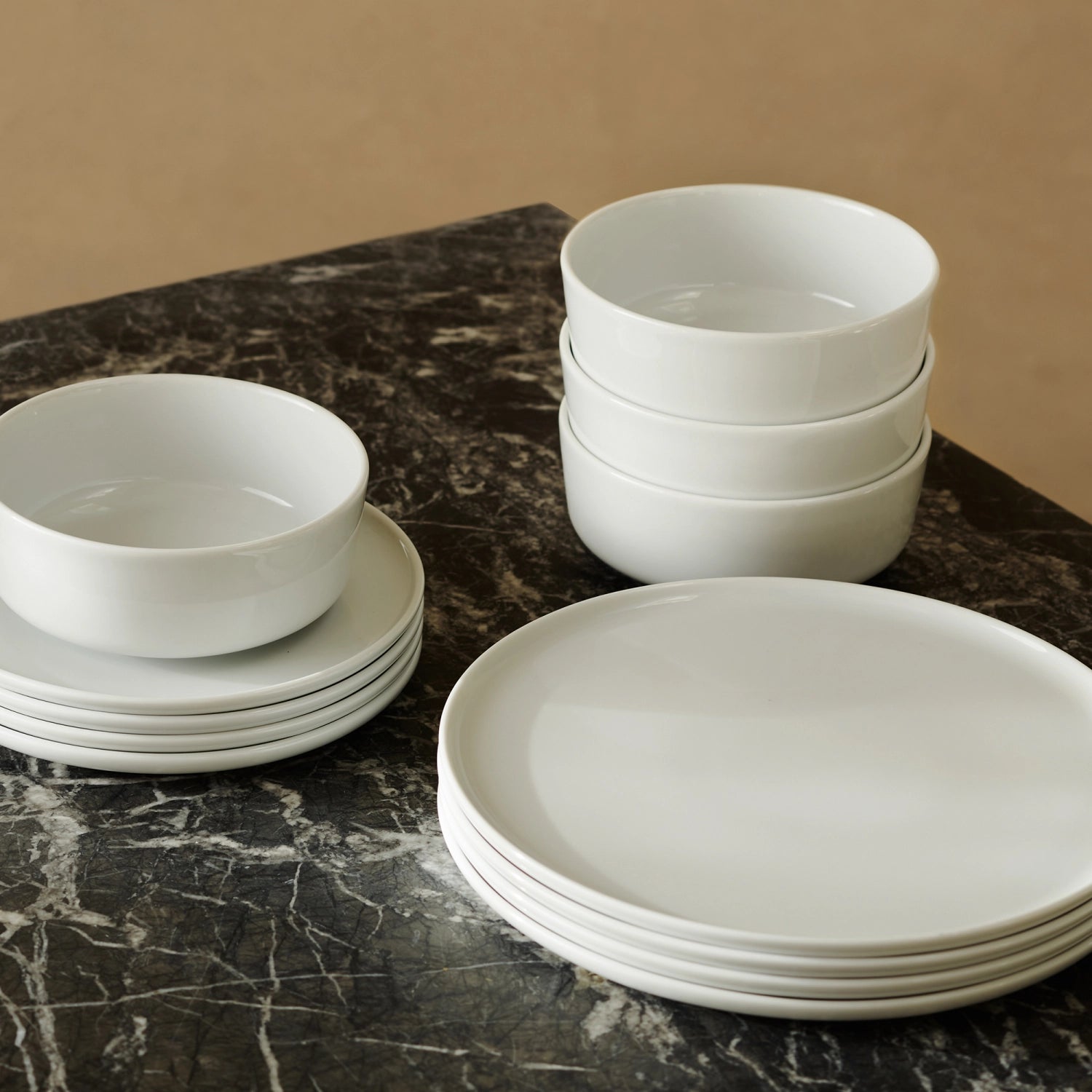 Stilvolles 2er Set flacher Teller in strahlendem Weiß, 26 cm Durchmesser, ideal für ansprechende Präsentationen und festliche Anlässe.