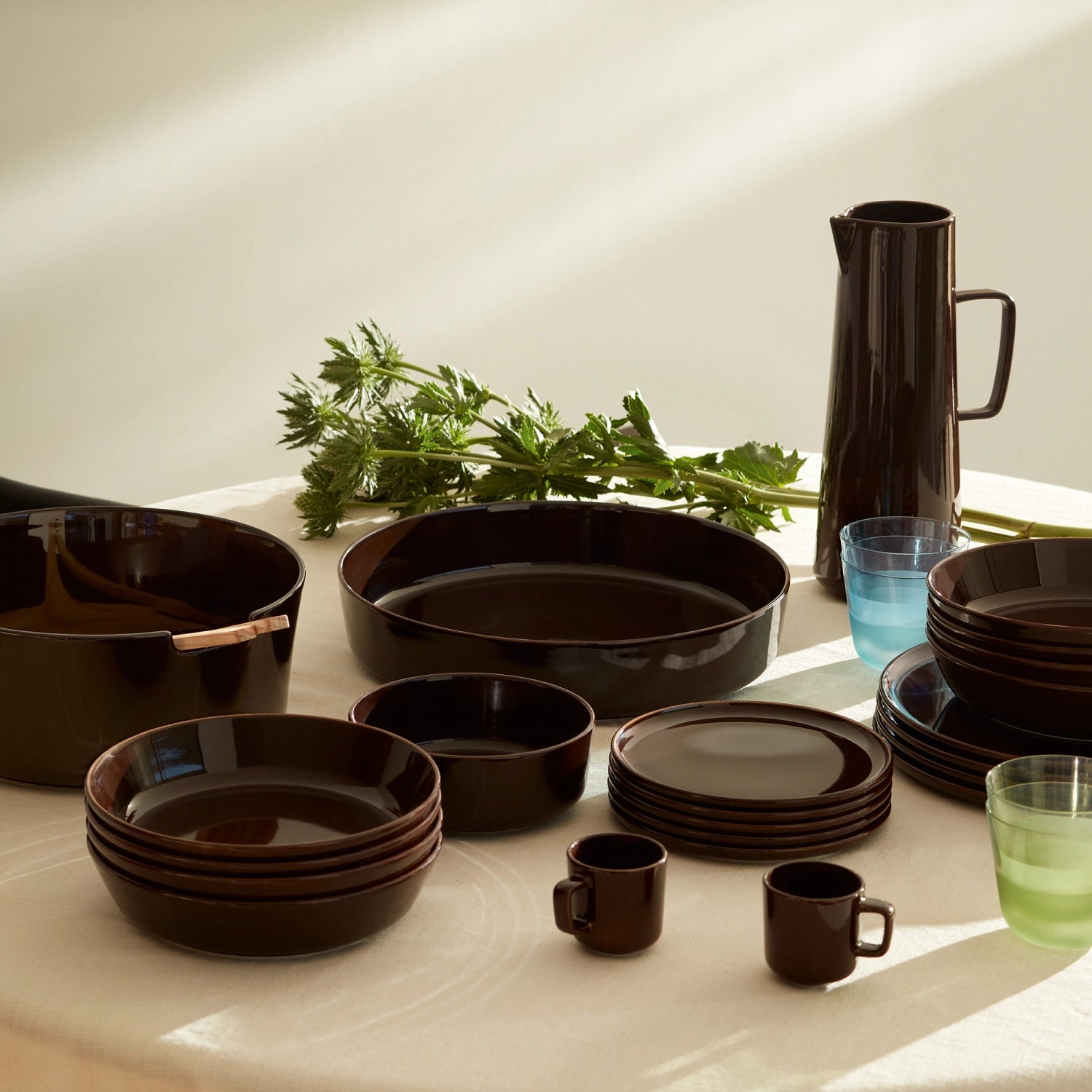 Elegante Glas-Schale in Mocha, 30 cm Durchmesser und 10 cm hoch, ideal für ansprechende Tischdekoration und vielseitige Verwendung.