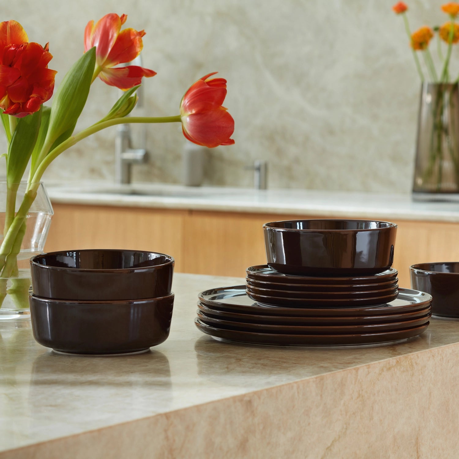 Moderner Wasserkrug in Mocha, 1,4 l, aus feinem Glas, perfekt für elegante Anlässe und erfrischende Getränke auf jedem Tisch.
