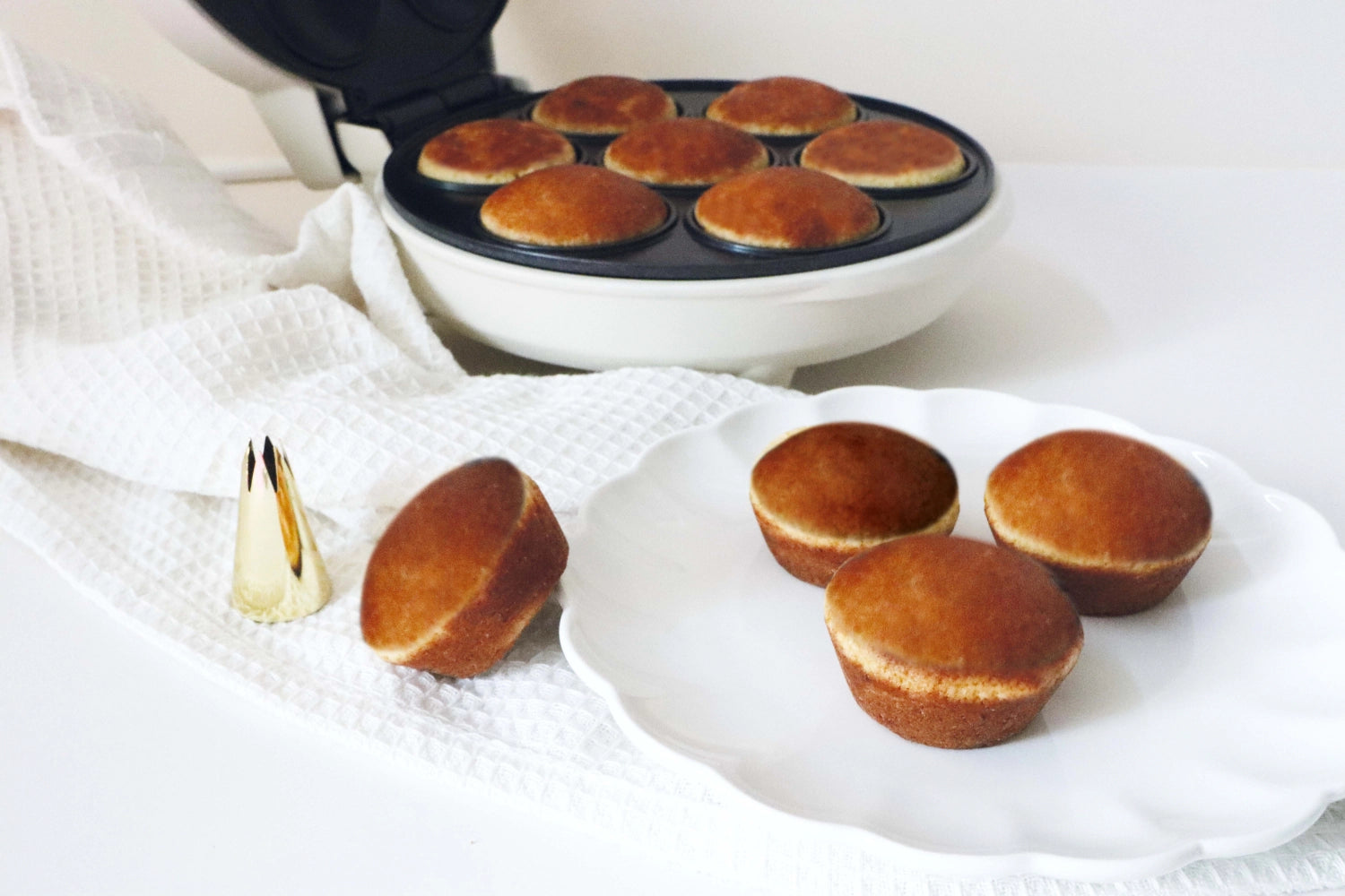 Entdecken Sie die Mini Cupcakes Factory von Scrap Cooking – ein kompaktes Küchengerät für kreative Backideen in Weiß.