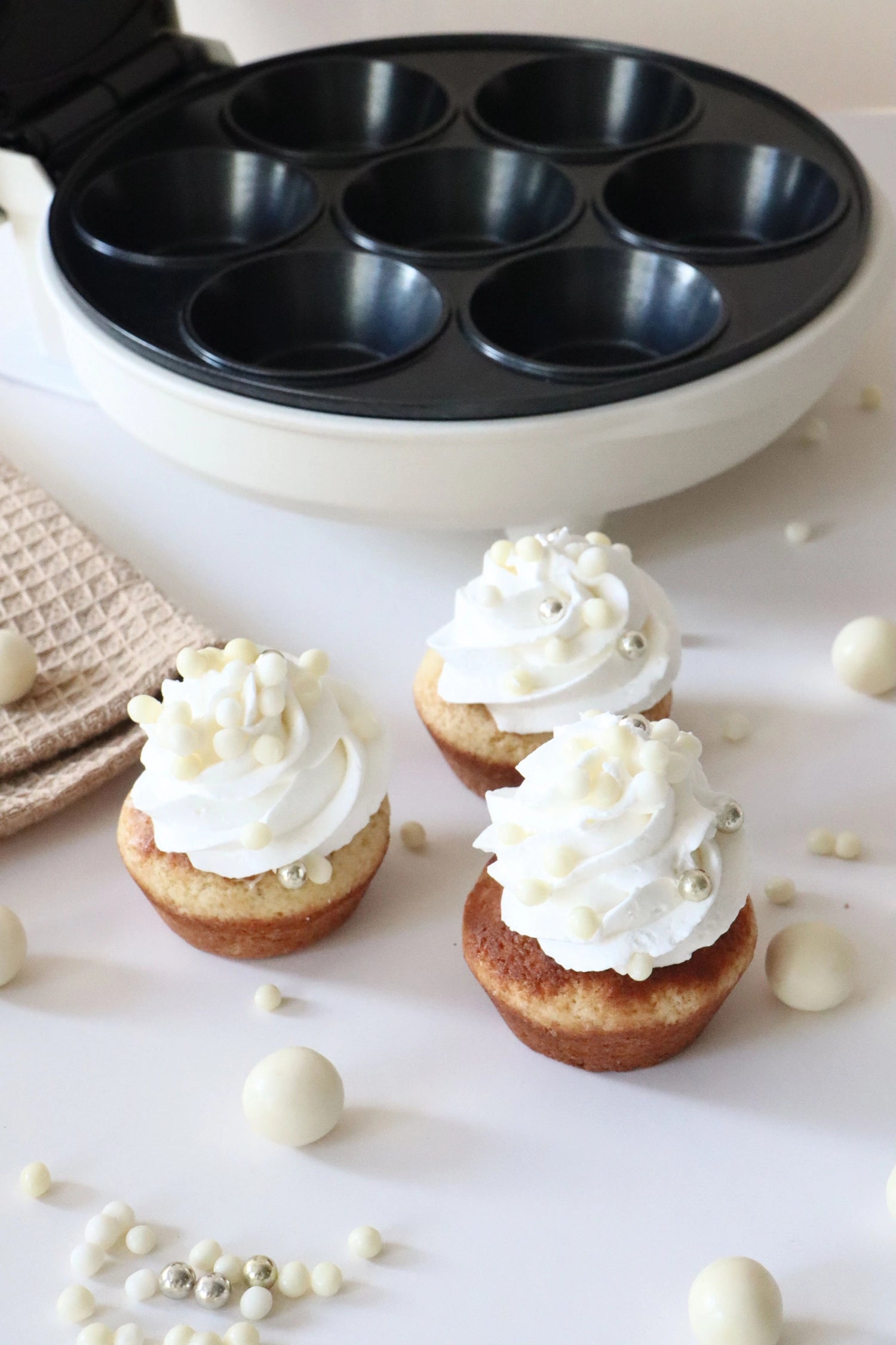 Entdecken Sie die Mini Cupcakes Factory von Scrap Cooking in stilvollem Weiß – ideal für die einfache und kreative Herstellung von Mini-Cupcakes.