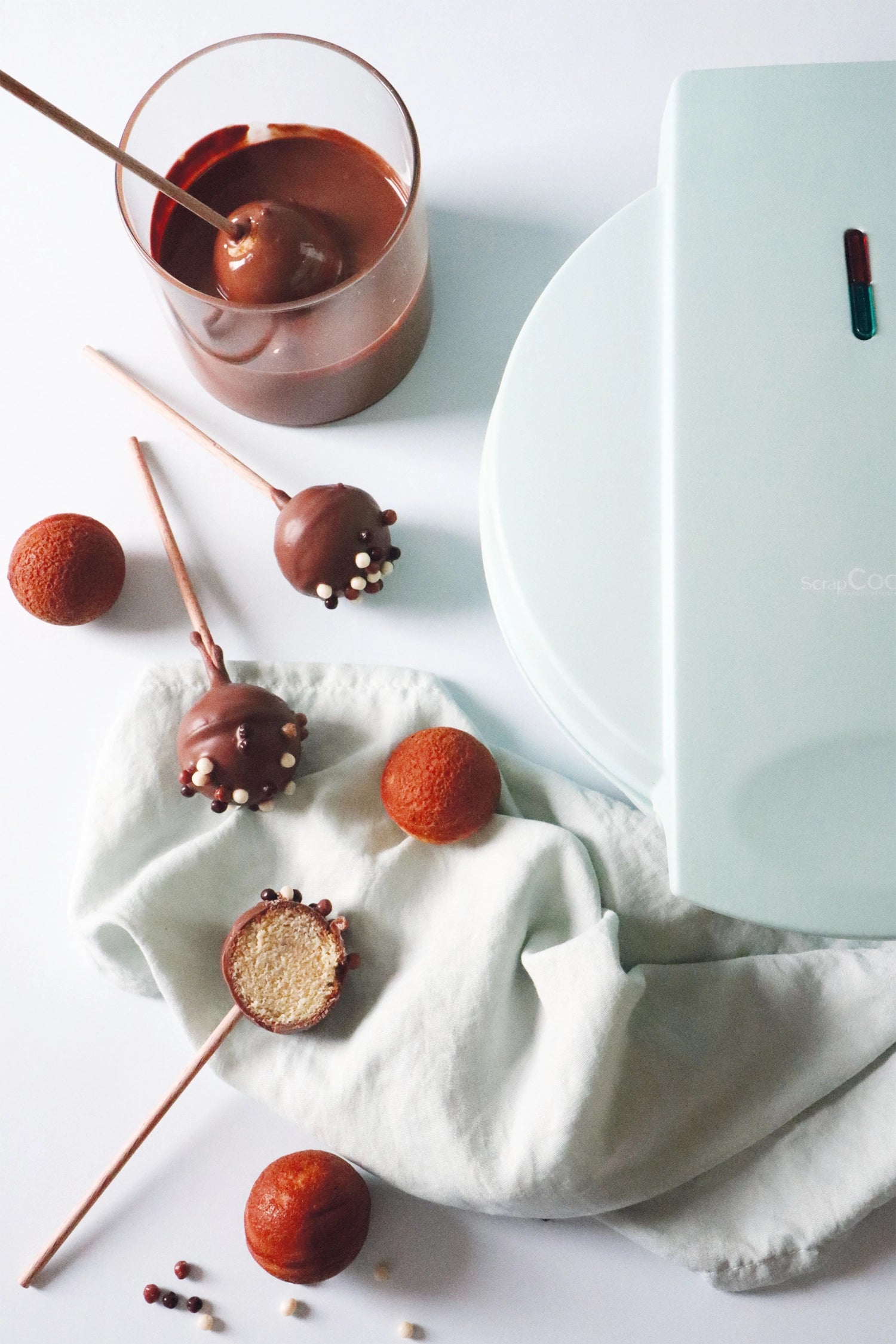 Cakepops Factory in stilvollem Blau, ideal für die Zubereitung von köstlichen Cakepops. Perfekt für kreative Backprojekte.