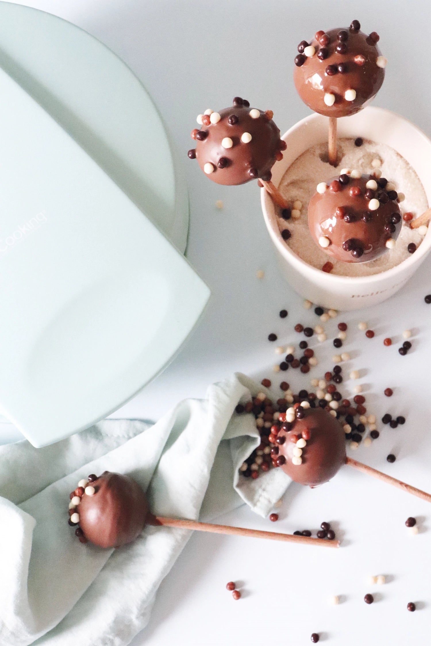 Cakepops Factory in stilvollem Blau, perfekt für kreative Bäcker, um schnell und einfach köstliche Cakepops herzustellen.