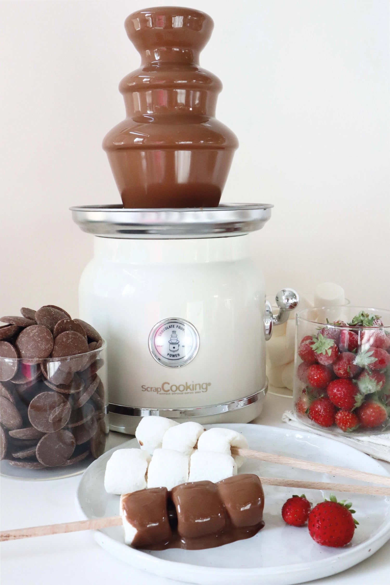 Schokoladenbrunnen in stilvollem Weiß von Scrap Cooking, ideal für Partys und Desserts. Genießen Sie fließende Schokolade für besondere Momente.