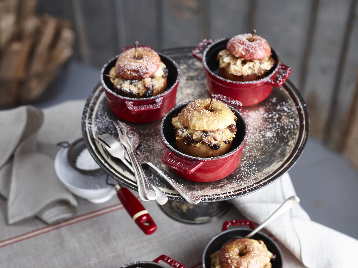 Mini Cocotte in Kirsch-Rot, 10 cm, aus Gusseisen, ideal für individuelle Portionen und stilvolles Servieren von Gerichten.