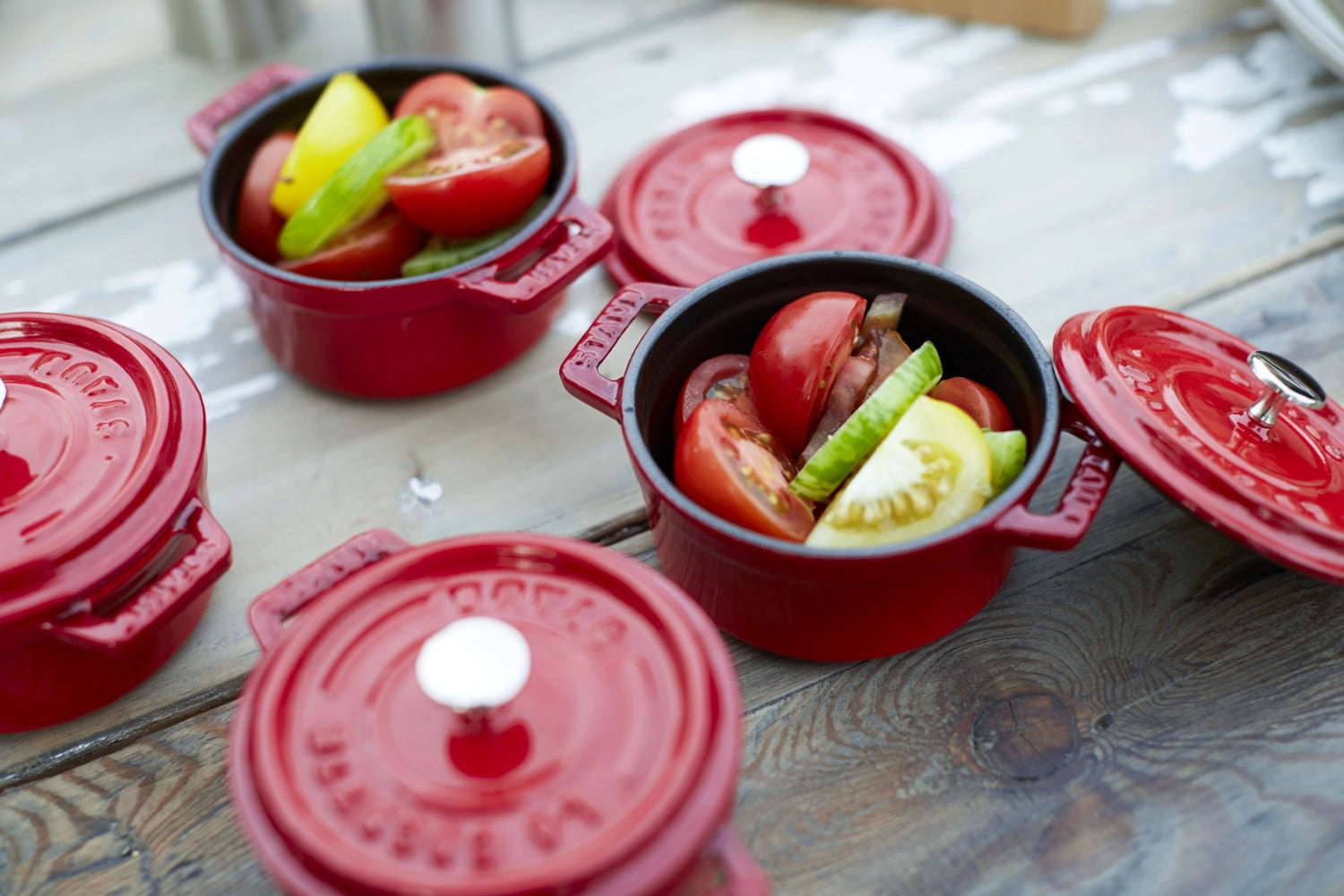 Kleine, runde Cocotte in strahlendem Kirsch-Rot, 10 cm Durchmesser, aus langlebigem Gusseisen, ideal für stilvolle Einzelgerichte und dekorative Anlässe.