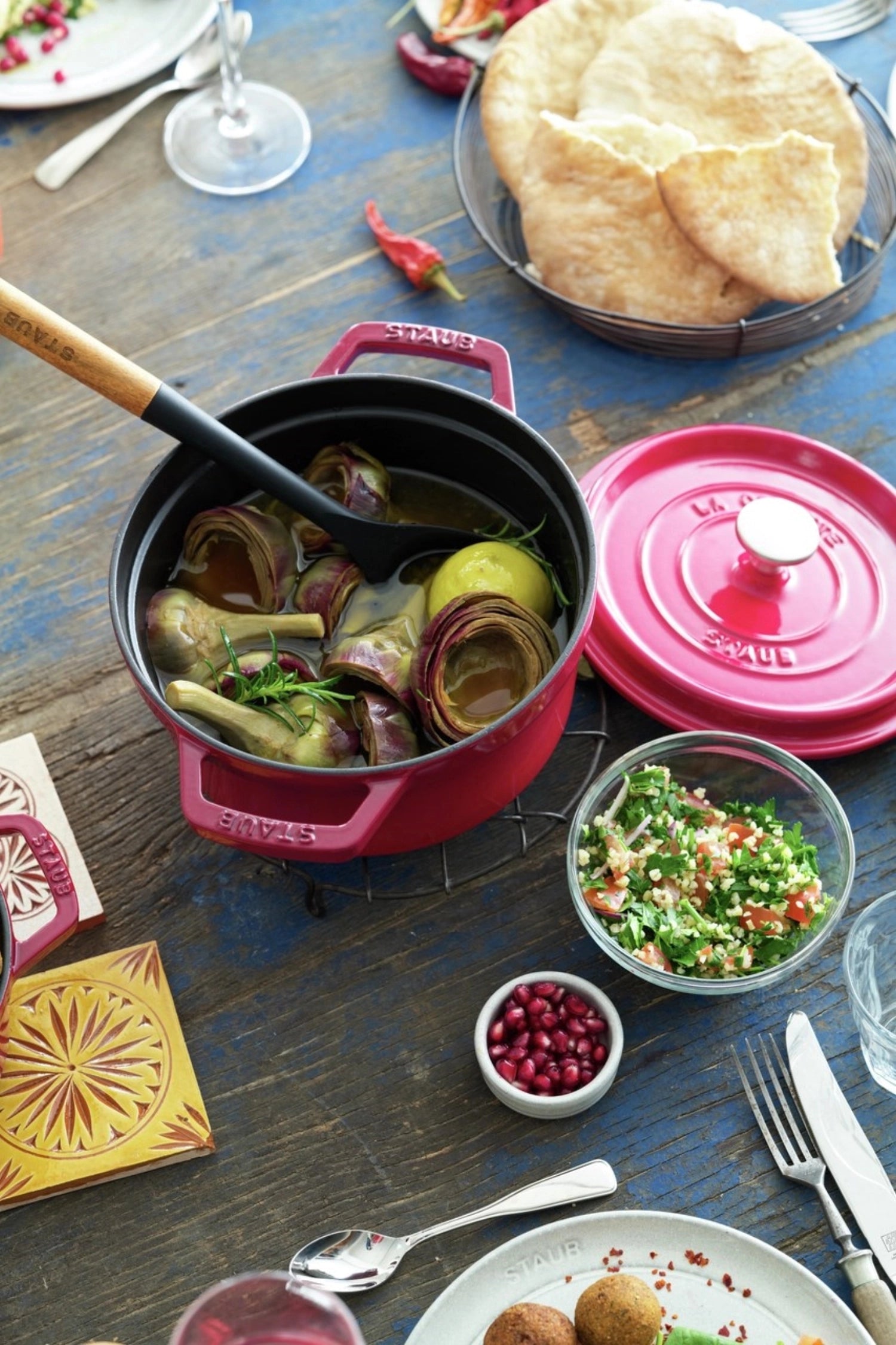 Elegante Cocotte in Kirsch-Rot, 22 cm, aus robustem Gusseisen, perfekt für köstliche Speisen und ansprechende Tischdekoration.