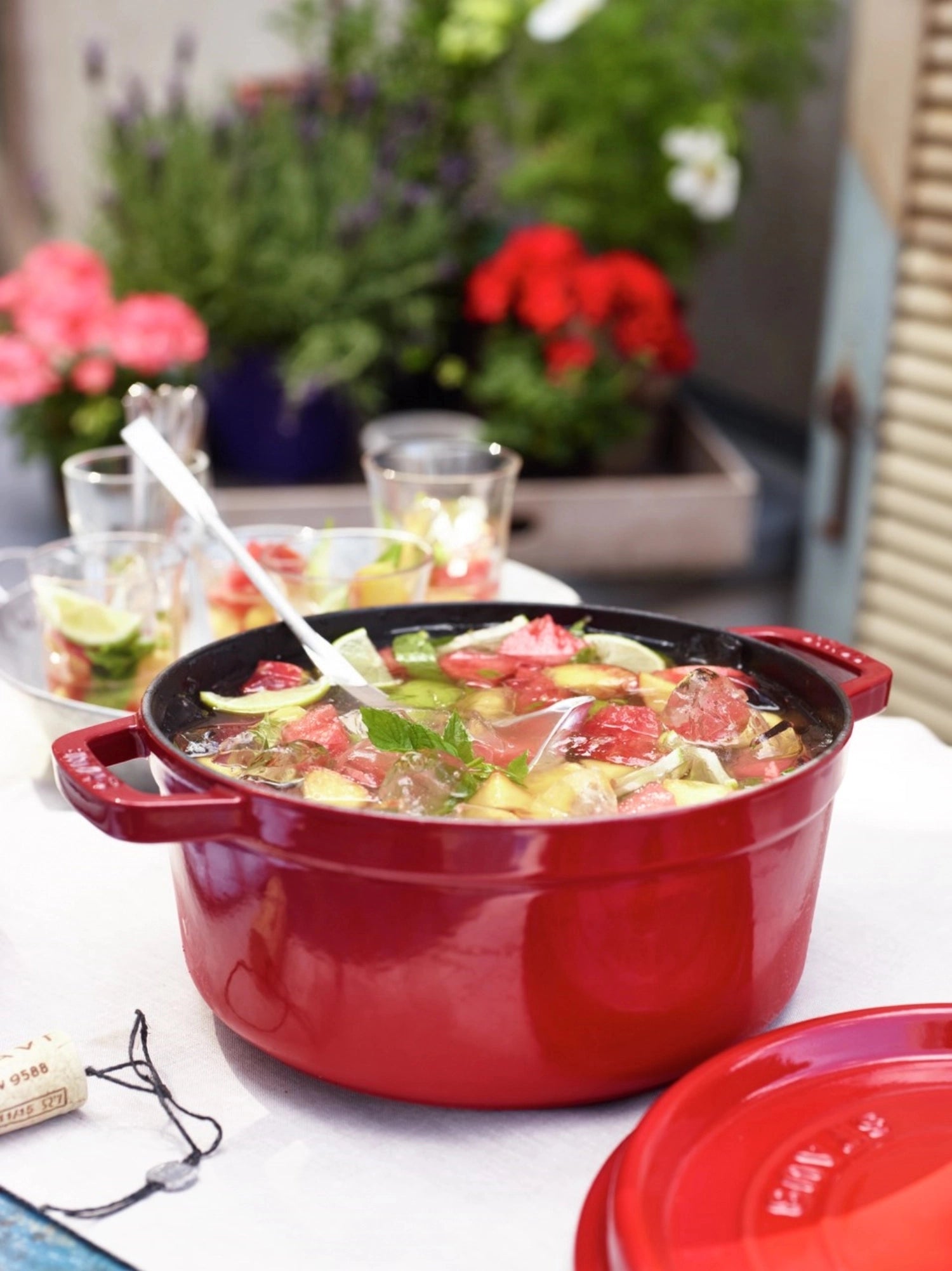 Stilvolle Cocotte in strahlendem Kirsch-Rot, gefertigt aus langlebigem Gusseisen, ideal für schmackhafte Gerichte mit 3,8 l Volumen.