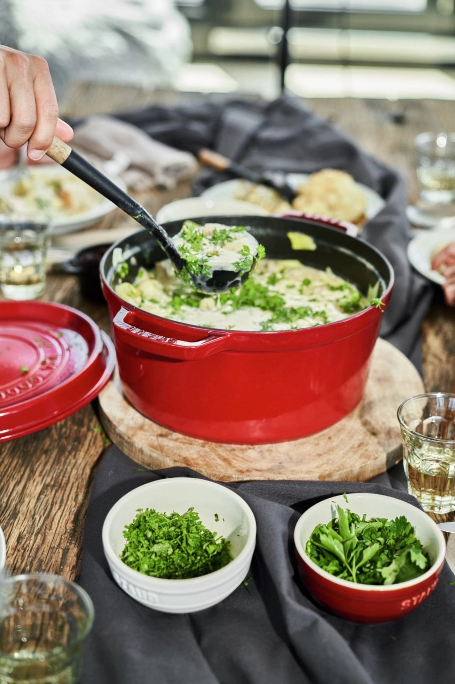 Runde Cocotte in Kirsch-Rot aus Gusseisen mit 28 cm Durchmesser und 6,7 l Volumen, ideal für schmackhafte Gerichte, von Staub.