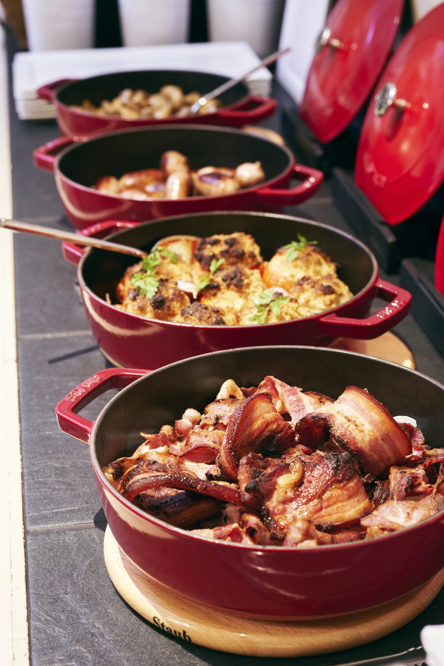 Elegante Schmorpfanne Chistera in Kirsch-Rot, 28 cm, aus hochwertigem Gusseisen von Staub – perfekt für schmackhafte, langsame Kochmethoden.