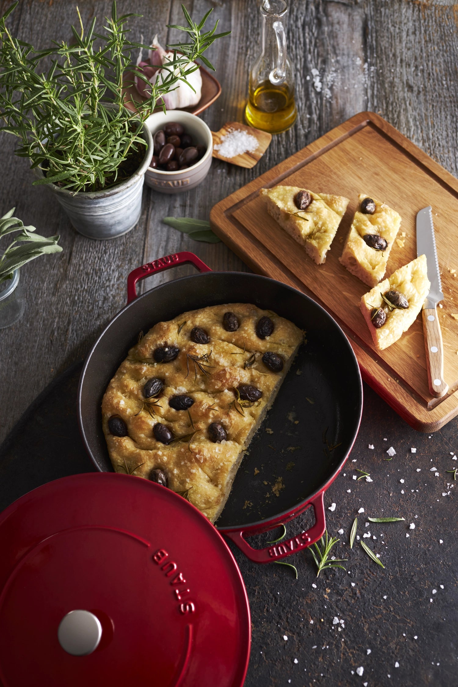 Elegante Schmorpfanne Chistera in strahlendem Kirsch-Rot, 28 cm, aus hochwertigem Gusseisen von Staub – perfekt für schmackhafte Gerichte.