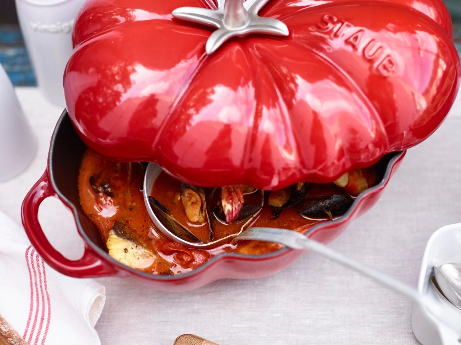 Elegante Cocotte in Kirsch-Rot aus Gusseisen, 25 cm, 2.9 l – ideal für schmackhafte Gerichte, stilvoll und funktional.