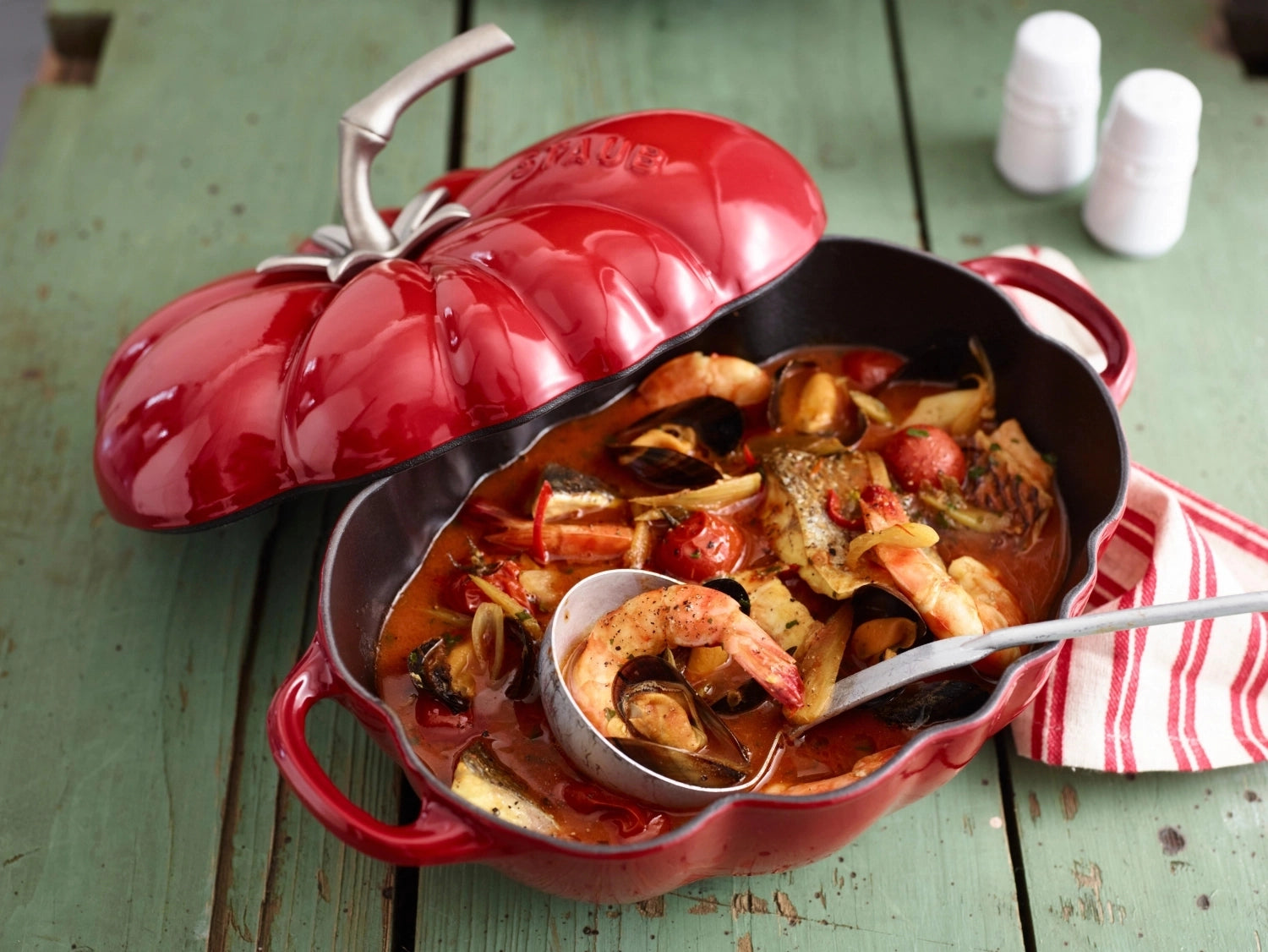 Hochwertige Cocotte in leuchtendem Kirsch-Rot, 25 cm Durchmesser, aus robustem Gusseisen, perfekt für köstliche Eintöpfe und Braten.