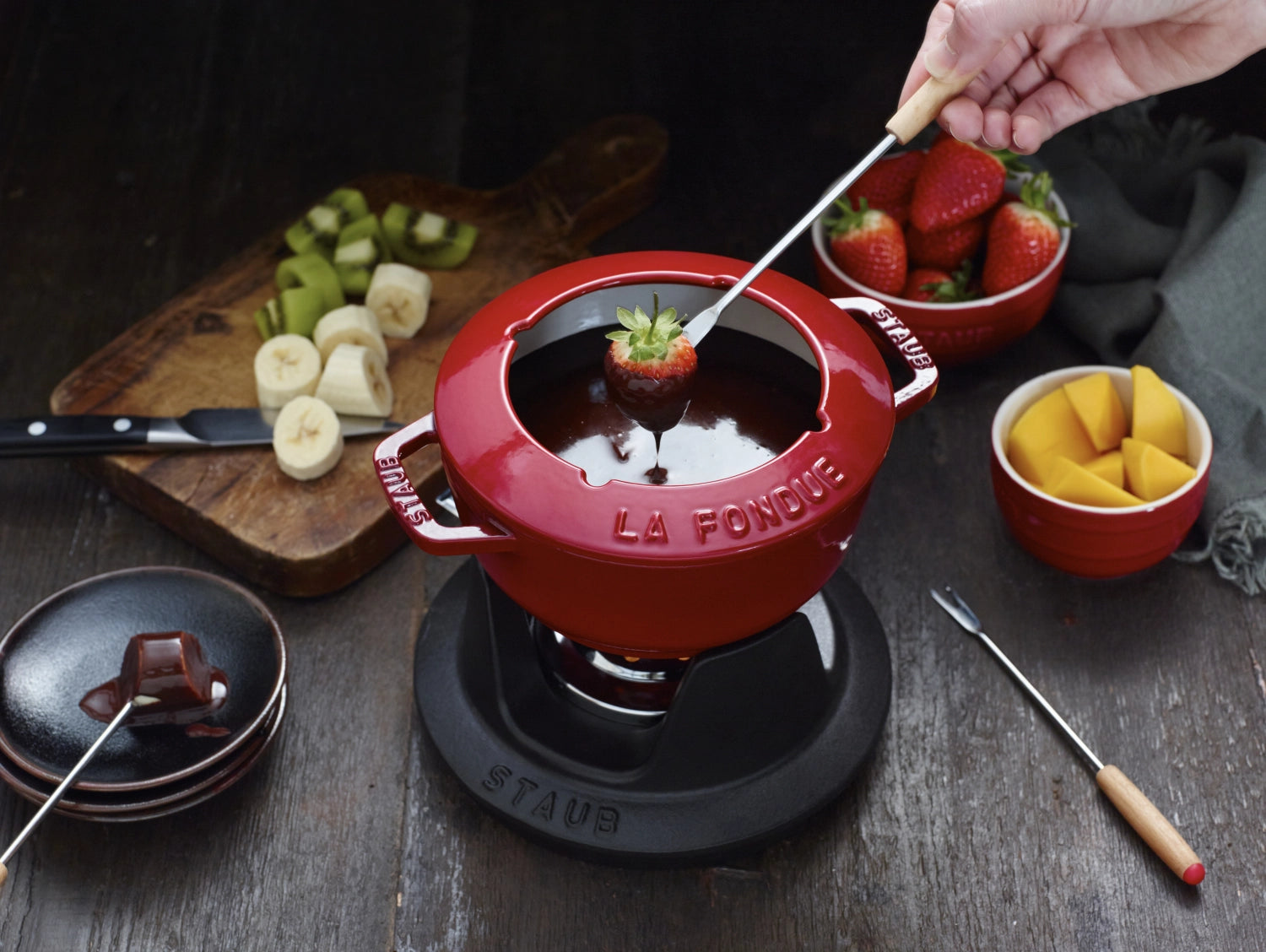 Rundes Fondue Set in Kirsch-Rot von Staub, 16 cm, mit praktischen Griffen für unvergessliche Fondue-Abende und geselliges Beisammensein.