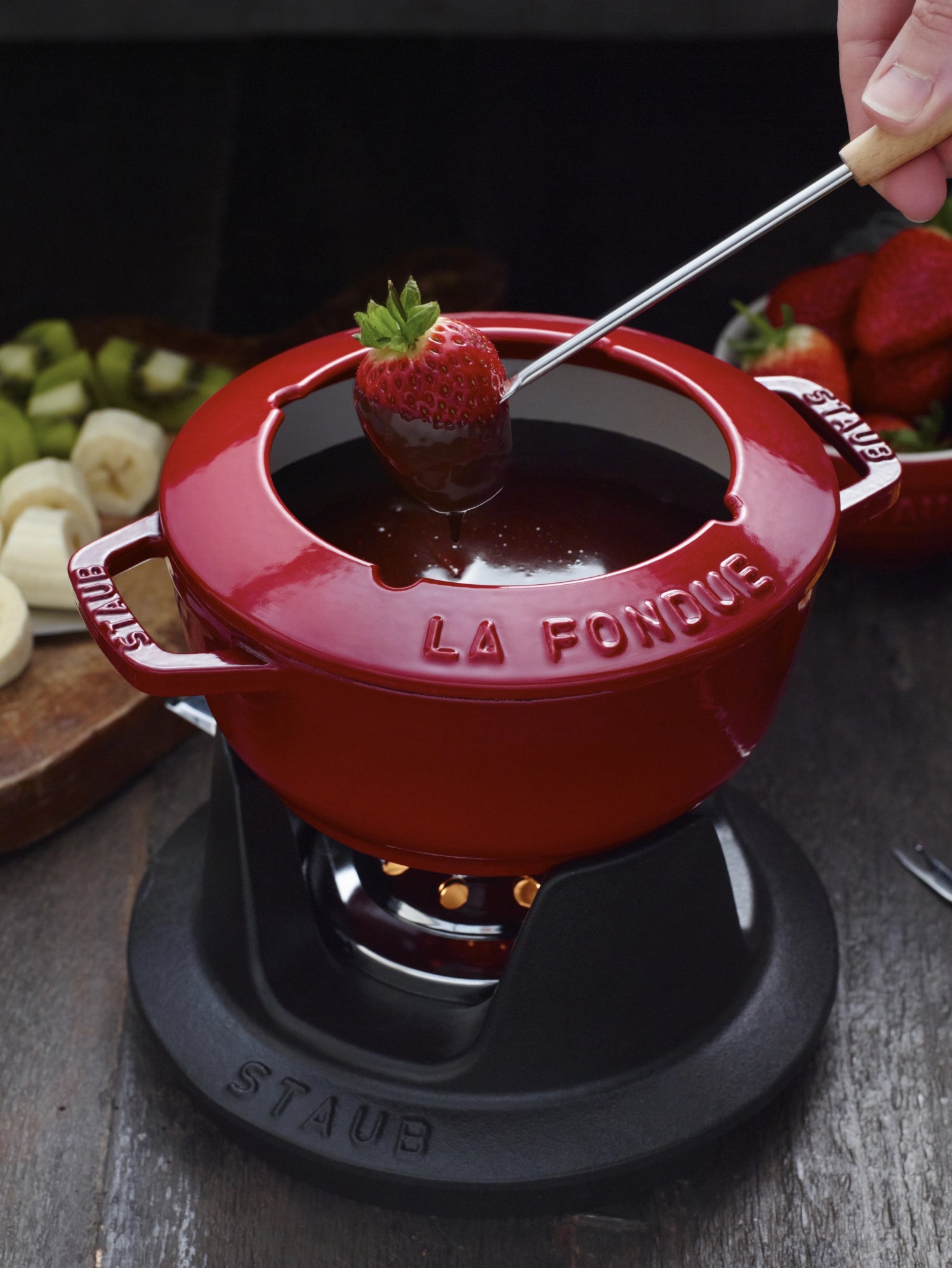 Elegantes Fondue Set in Kirsch-Rot von Staub, 16 cm, ideal für gesellige Abende. Mit zwei Griffen für einfachen Transport und stilvolles Servieren.