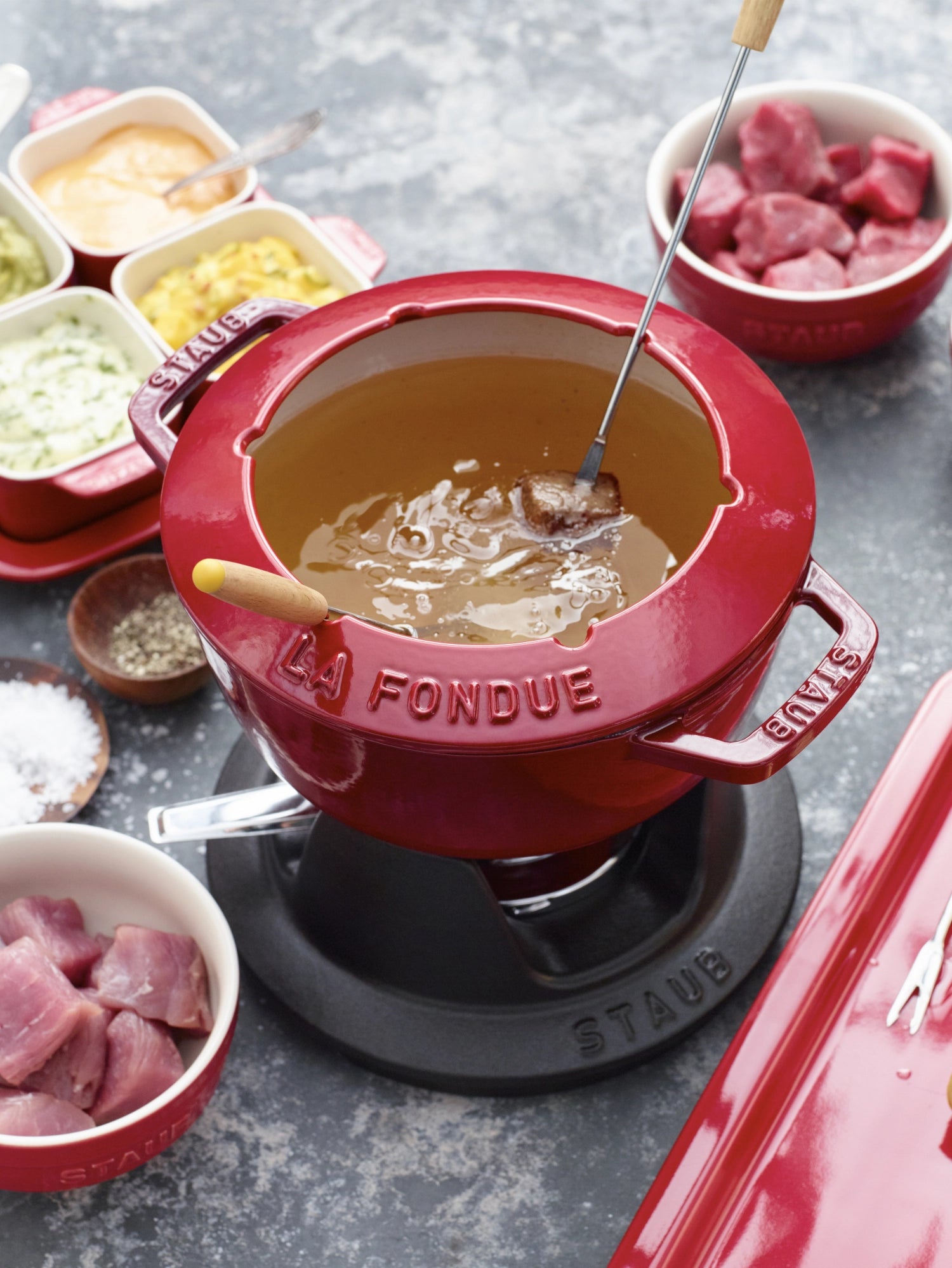 Elegantes Fondue Set in Kirsch-Rot von Staub, 18 cm Durchmesser, ausgestattet mit zwei Griffen für einfaches Servieren und gesellige Abende.