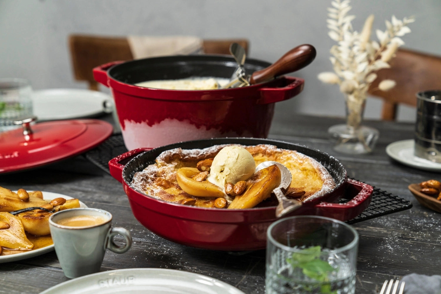 Elegante, stapelbare Cocotte in Kirsch-Rot von Staub, 4-teilig, 24 cm Durchmesser, ideal für stilvolles Kochen und Servieren.