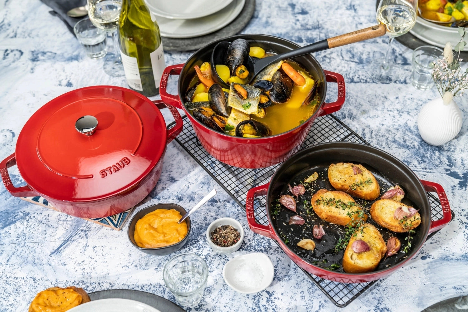 Elegante, stapelbare Cocotte in Kirsch-Rot von Staub, 4-teilig, 24 cm, ideal für vielseitige Gerichte und stilvolle Anlässe.