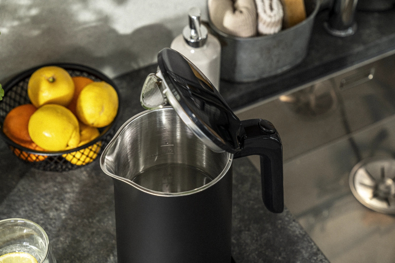 Stylischer Zwilling Enfinigy Wasserkocher PRO in Schwarz, 1 Liter, ideal für schnelles Erhitzen und zeitgemäße Küchenausstattung.