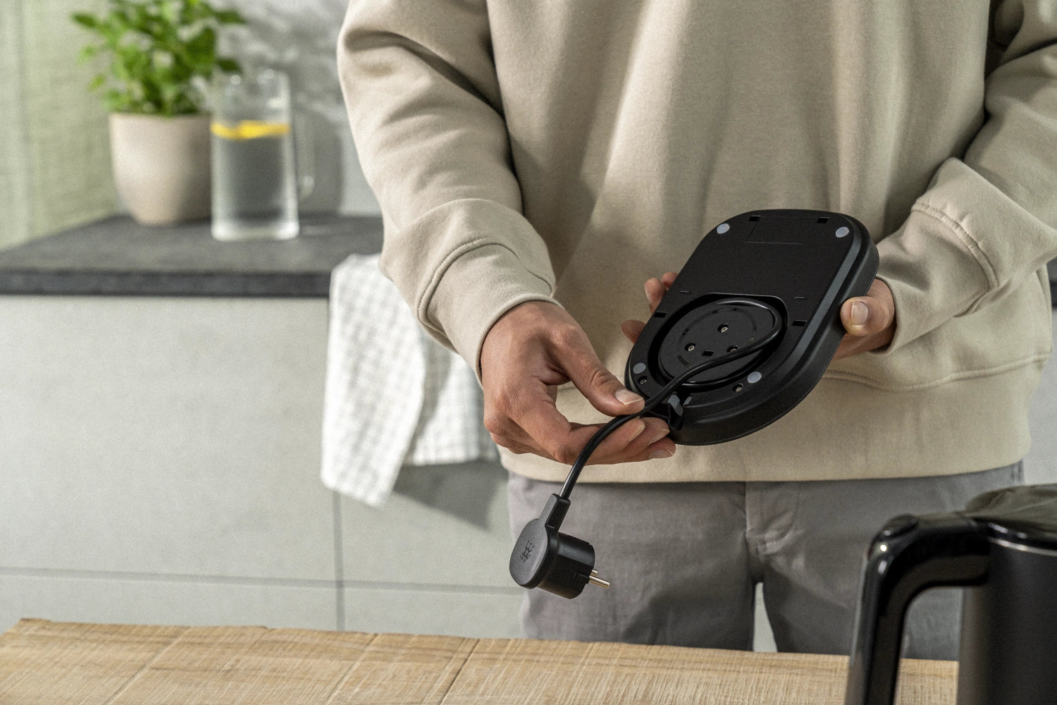 Stylischer Zwilling Enfinigy Wasserkocher PRO in Schwarz, 1 Liter, ideal für effizientes Kochen und zeitgemäße Küchenausstattung.