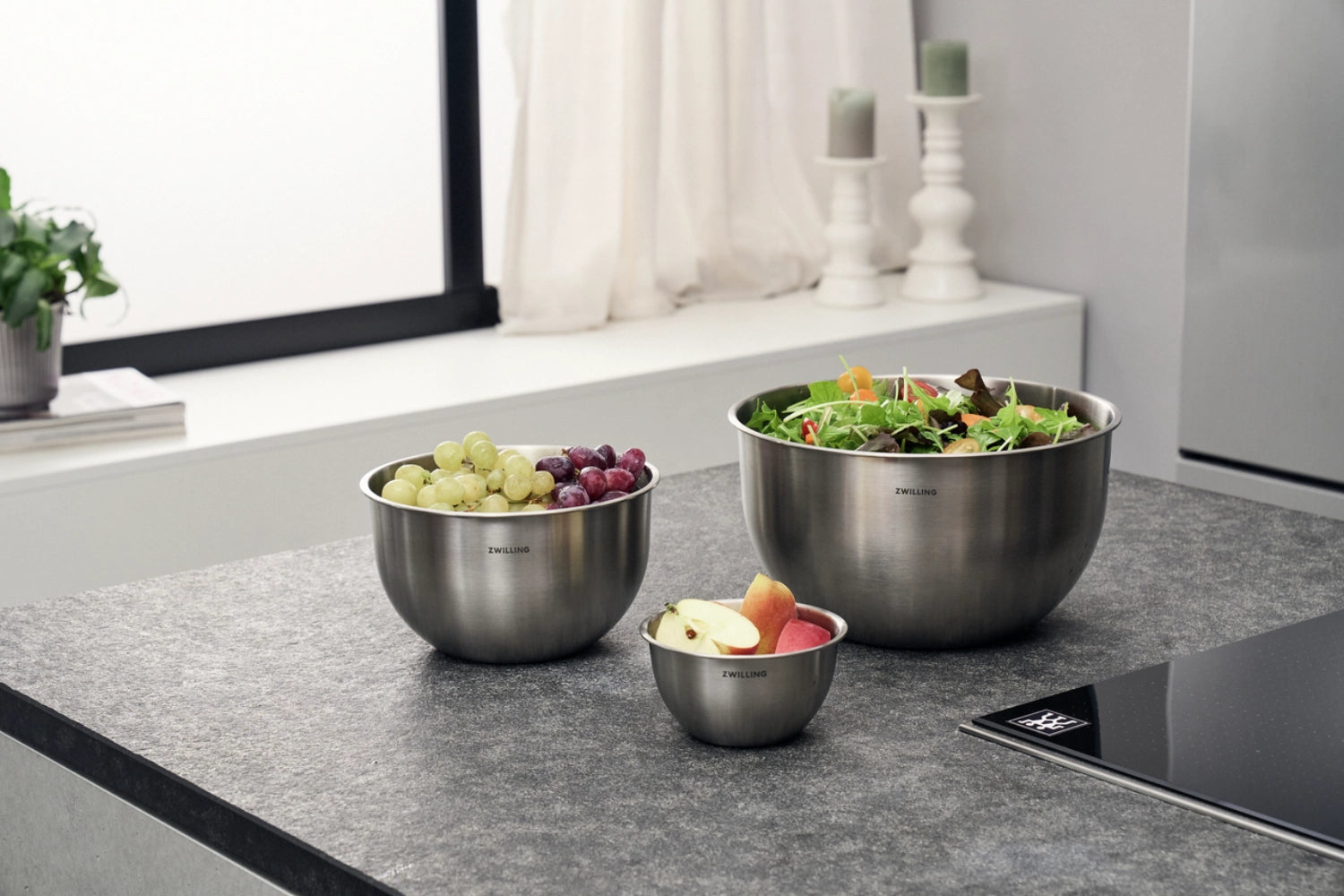Elegante Vakuumschüssel aus Edelstahl von Zwilling, perfekt für die Aufbewahrung und Frischhaltung von Lebensmitteln in der modernen Küche.