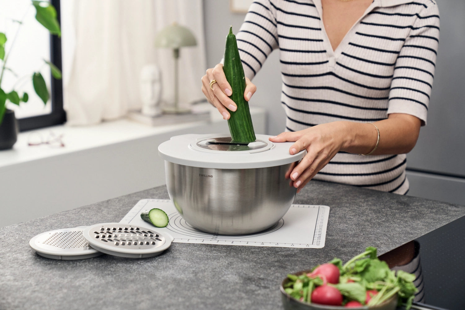 Hochwertige Vakuumschüssel aus Edelstahl von Zwilling, ideal für die luftdichte Lagerung und längere Frische von Lebensmitteln.
