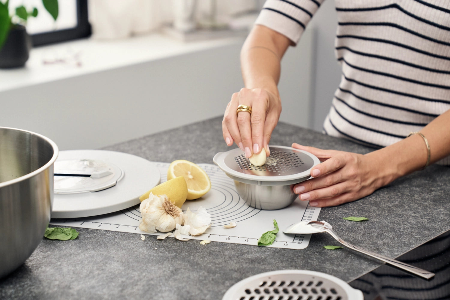 Praktisches 5-teiliges Fresh & Save Bowls Set von Zwilling, ideal für die vakuumierte Lagerung und längere Frische von Lebensmitteln.