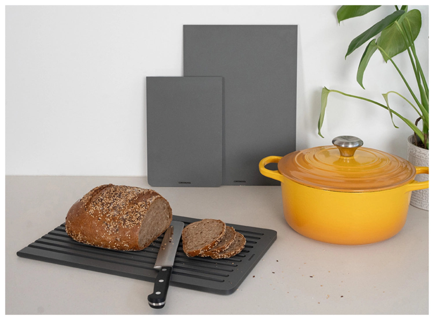 Duracore Brotschneidebrett in Grau, 38.5x23.5x0.9 cm, robust und langlebig, perfekt für die Zubereitung von Brot und anderen Lebensmitteln.