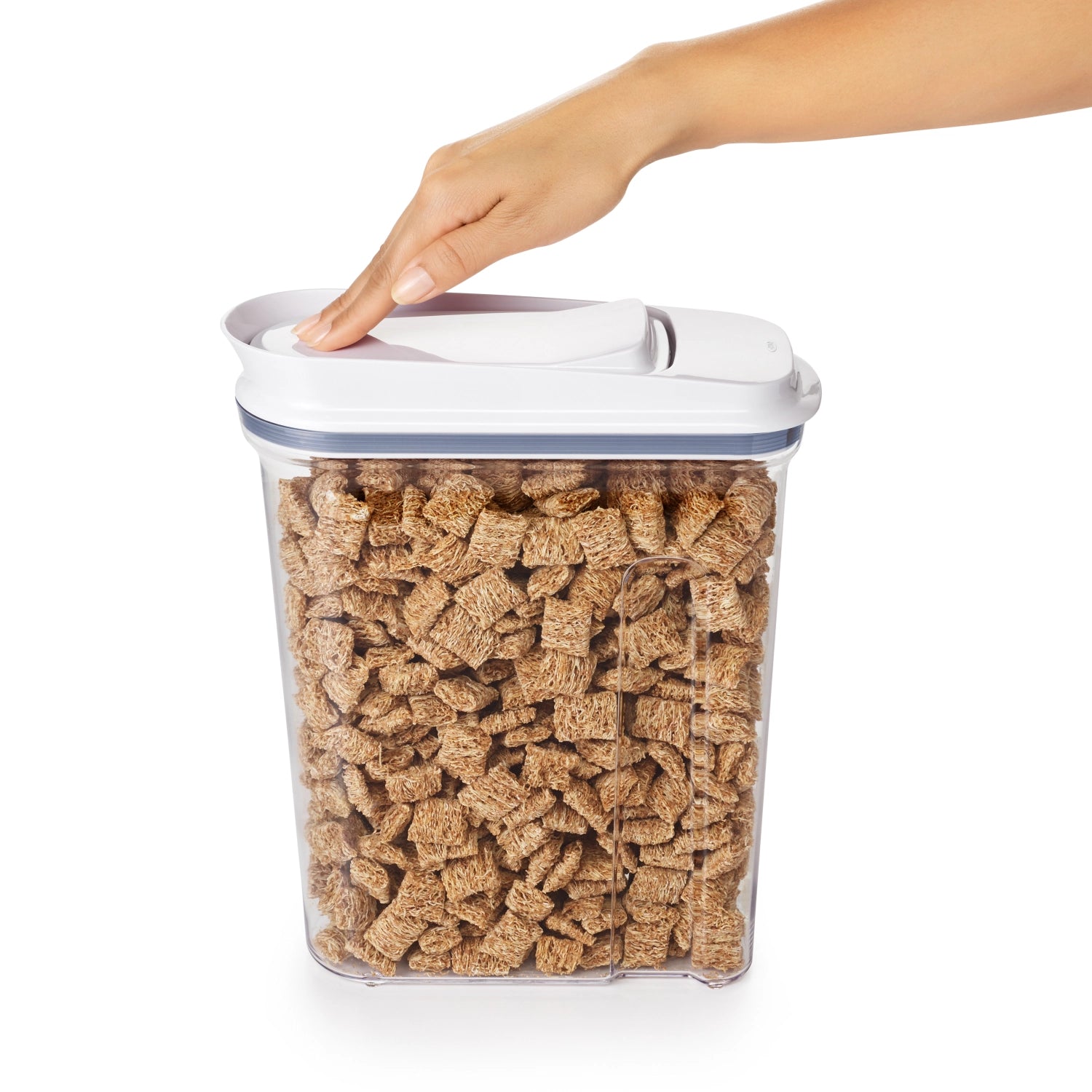Praktische OXO Good Grips Pop Müsli Box mit 4,2L, perfekt für die stilvolle Aufbewahrung von Müsli und Snacks, mit innovativem Verschlusssystem.