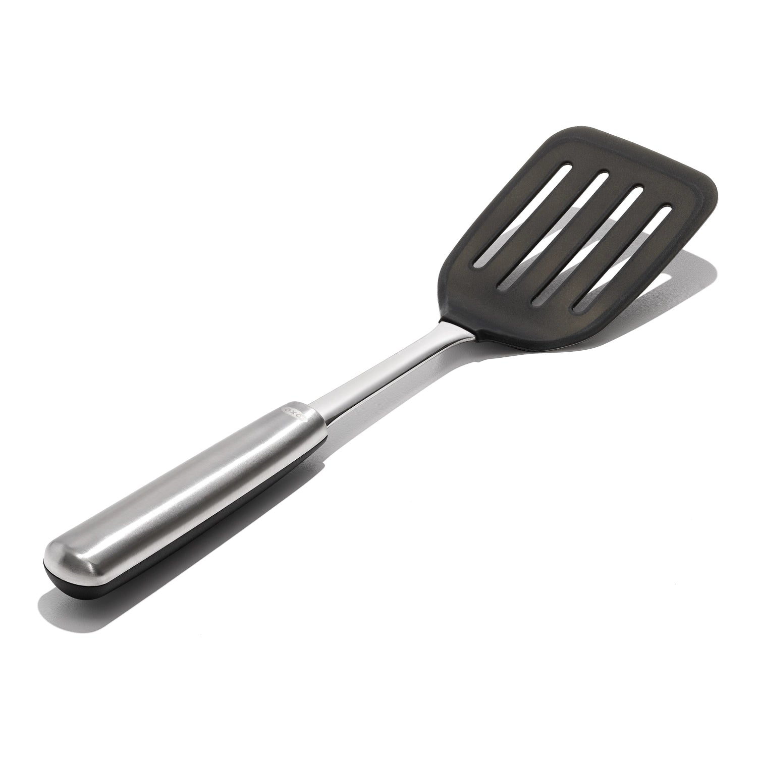Hochwertiger Silikon-Pfannenwender von OXO, perfekt für das Wenden von Lebensmitteln, mit komfortablem Griff und hitzebeständiger Konstruktion.