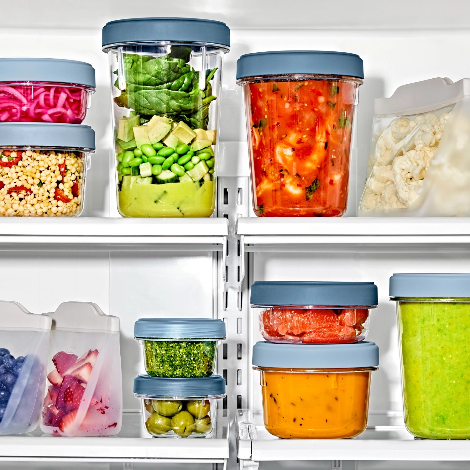 Zwei praktische OXO Good Grips Twist & Stack Aufbewahrungsboxen (900ml) für platzsparende und vielseitige Lagerung von Lebensmitteln.