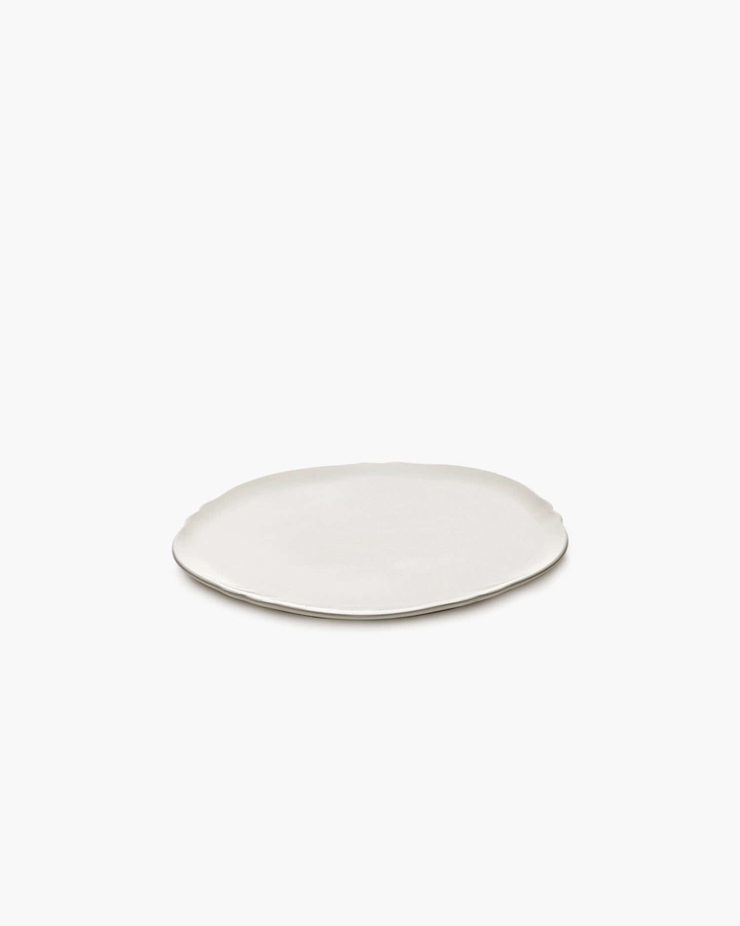 Eleganter, flacher Teller aus weißem Porzellan mit einem Durchmesser von 23,5 cm, ideal für stilvolle Tischdekoration und kreative Anrichte.
