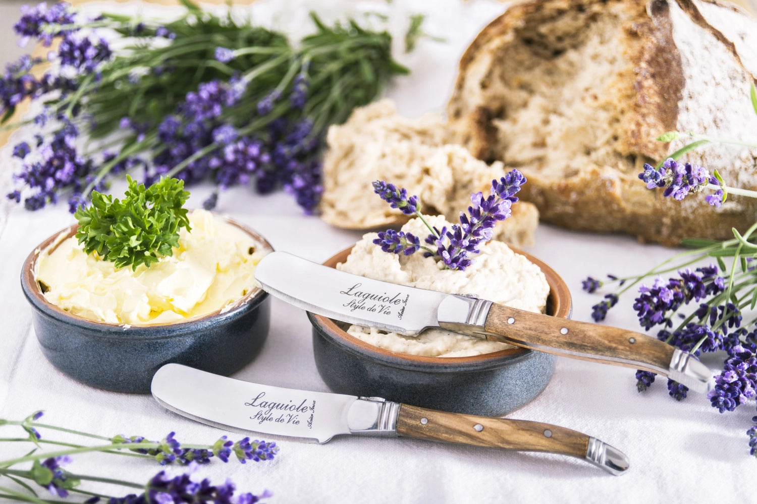 Luxury Line Buttermesser Olivenholz in Braun präsentiert im Onlineshop von KAQTU Design AG. Besteck ist von Laguiole Style de Vie