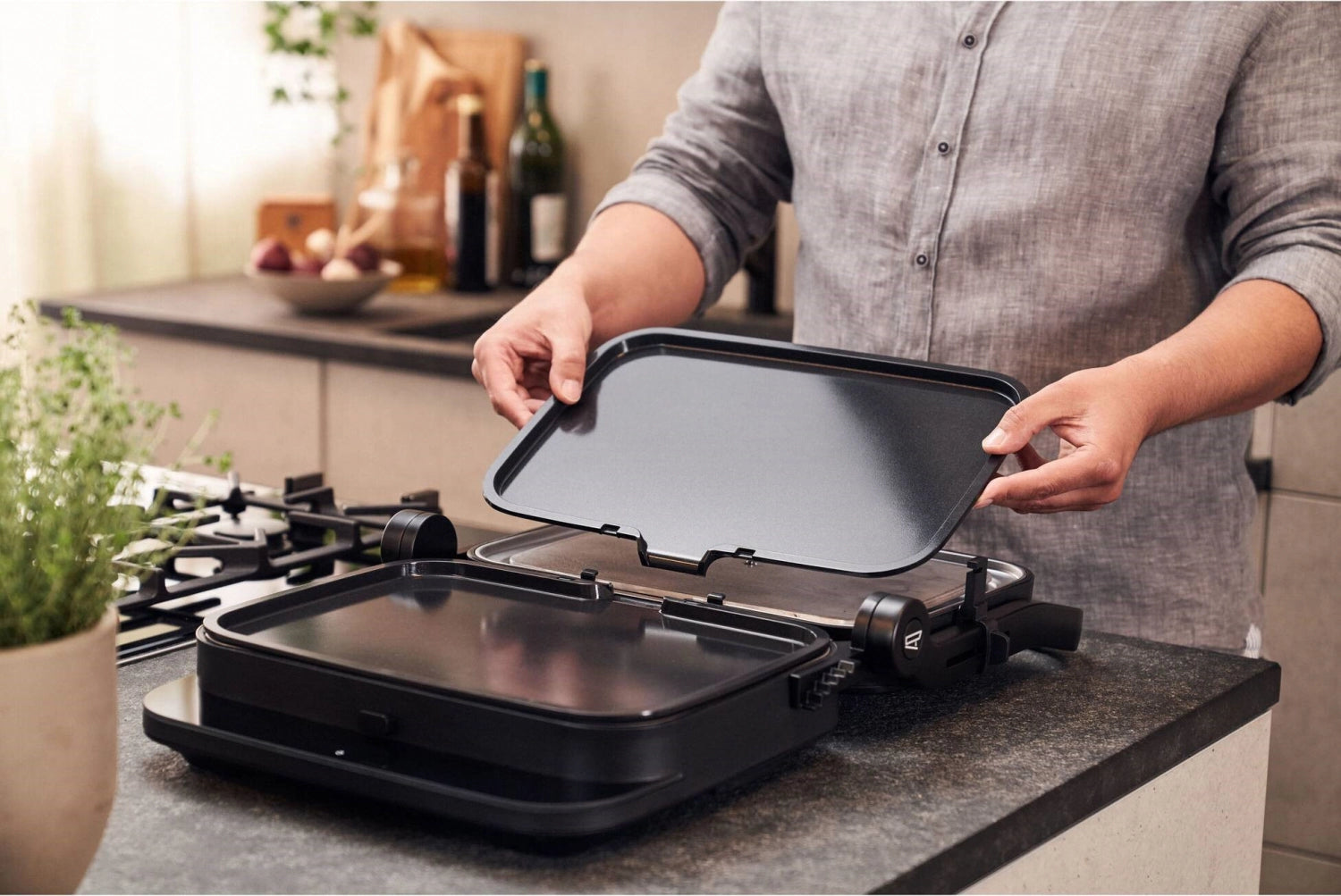 Hochwertige Teppanyaki-Platte von Zwilling, 255x345x22mm, ideal zum Braten und Grillen, perfekt für gesellige Kochabende mit Freunden.