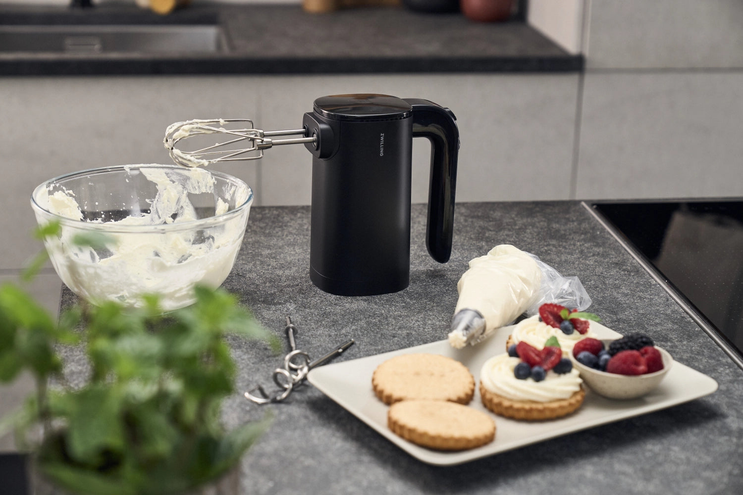 Xtend kabelloser Handmixer von Zwilling, elegant und funktional, ideal für die Zubereitung von Speisen ohne Kabelsalat.