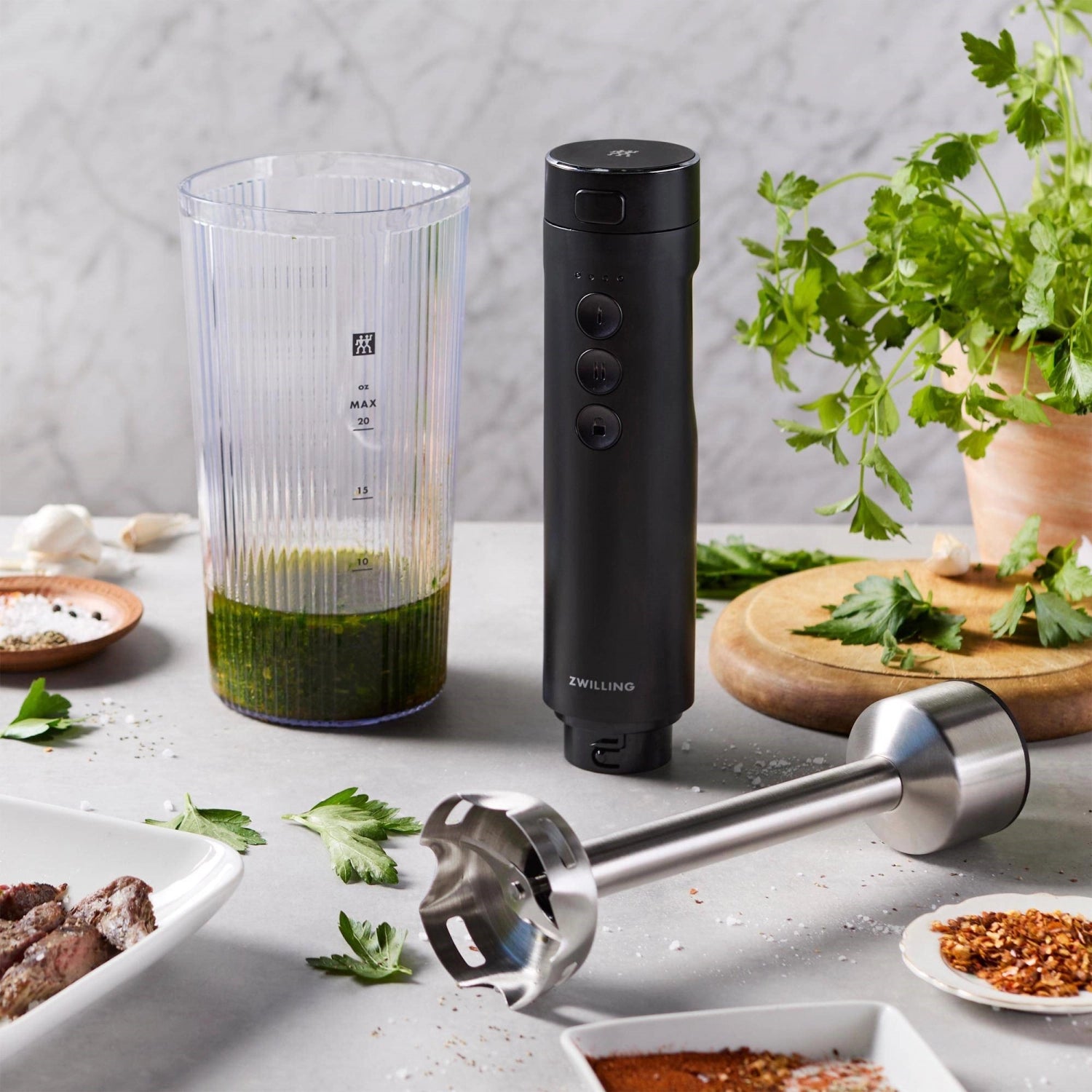 Xtend Akku Stabmixer Starter Set von Zwilling, leistungsstark und kabellos, ideal für die Zubereitung von Smoothies und Suppen.