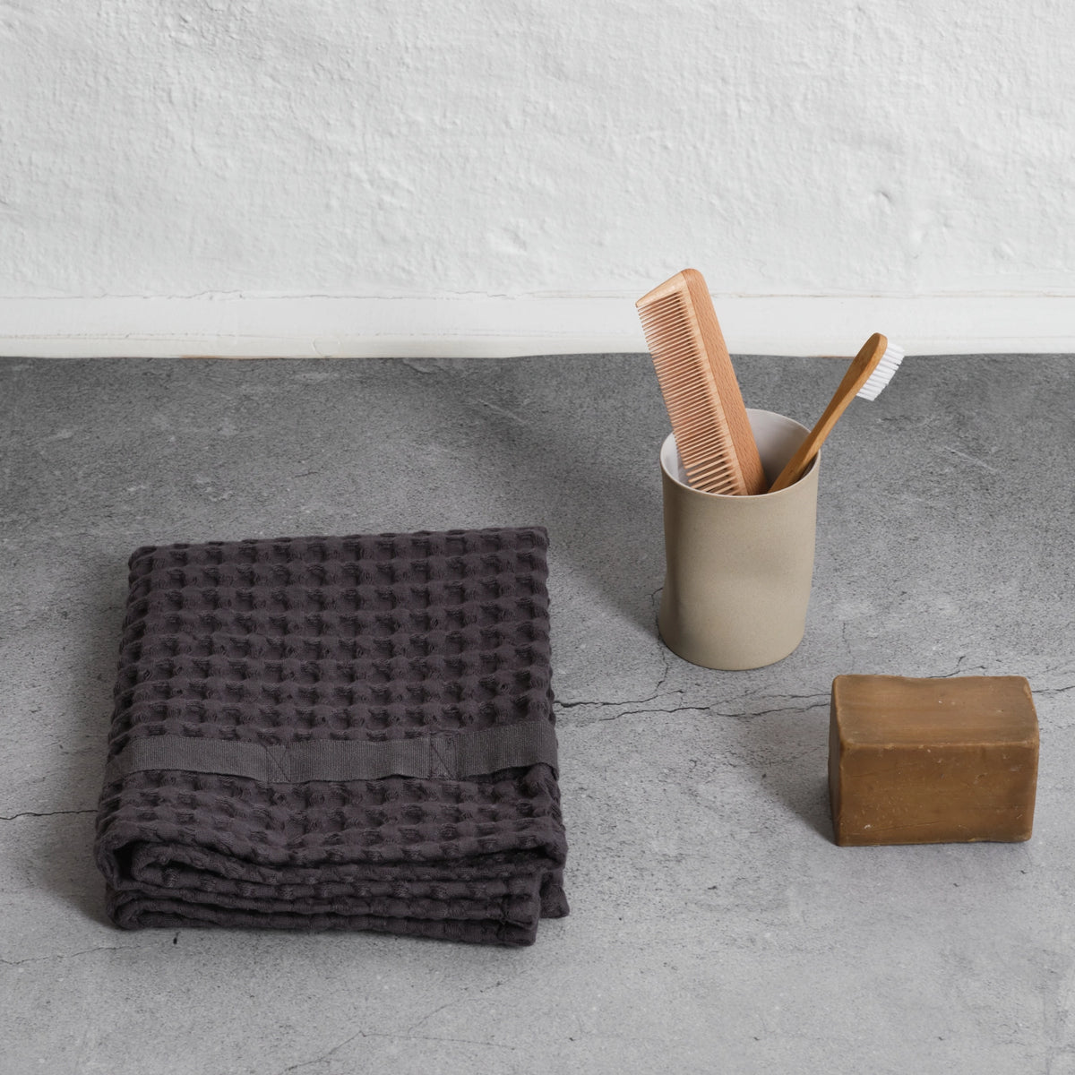 Big Waffle Handtuch 50x75cm dark grey Biobaumwolle in Grau präsentiert im Onlineshop von KAQTU Design AG. Handtuch ist von The Organic Company