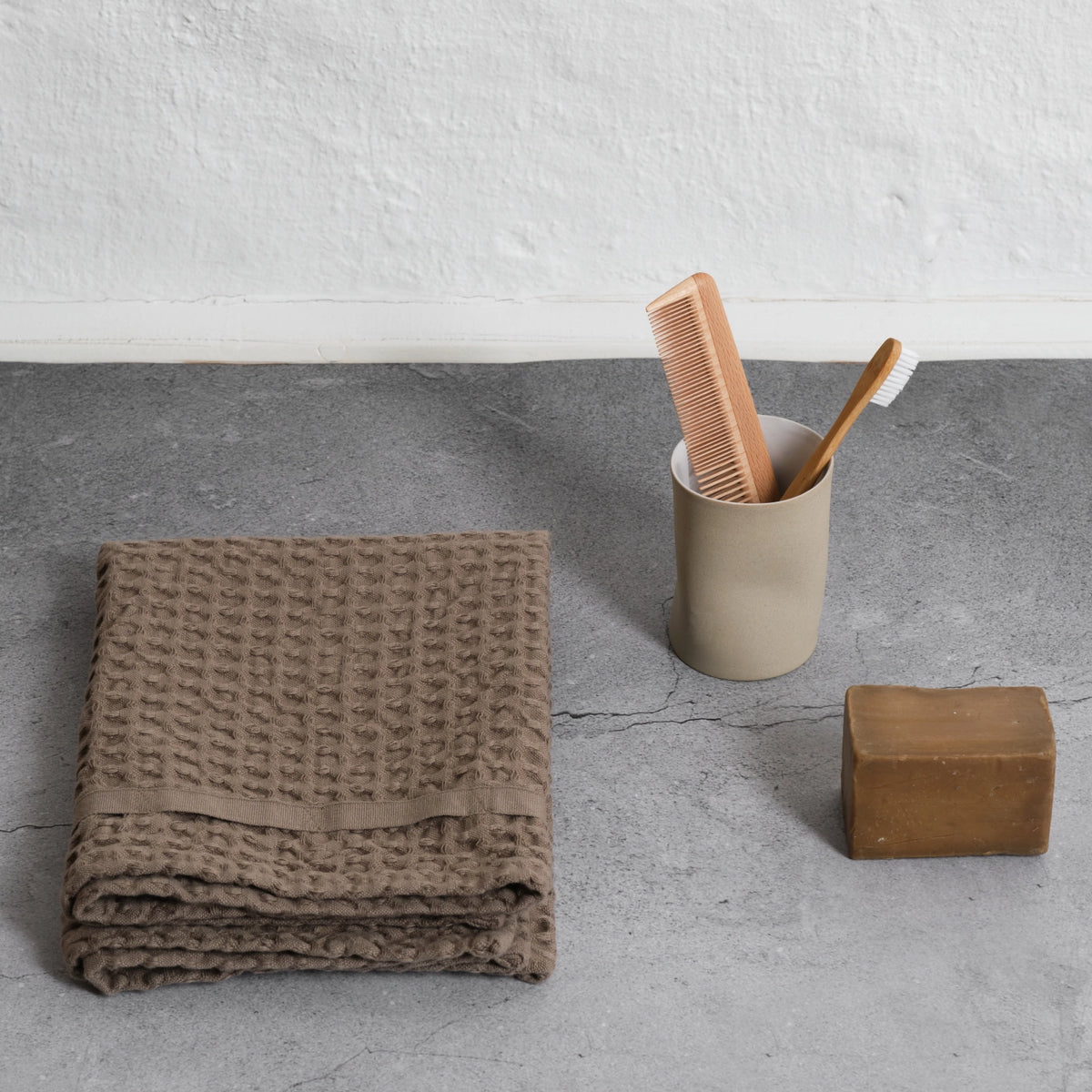 Big Waffle Handtuch 50x75cm clay Biobaumwolle in Braun präsentiert im Onlineshop von KAQTU Design AG. Handtuch ist von The Organic Company