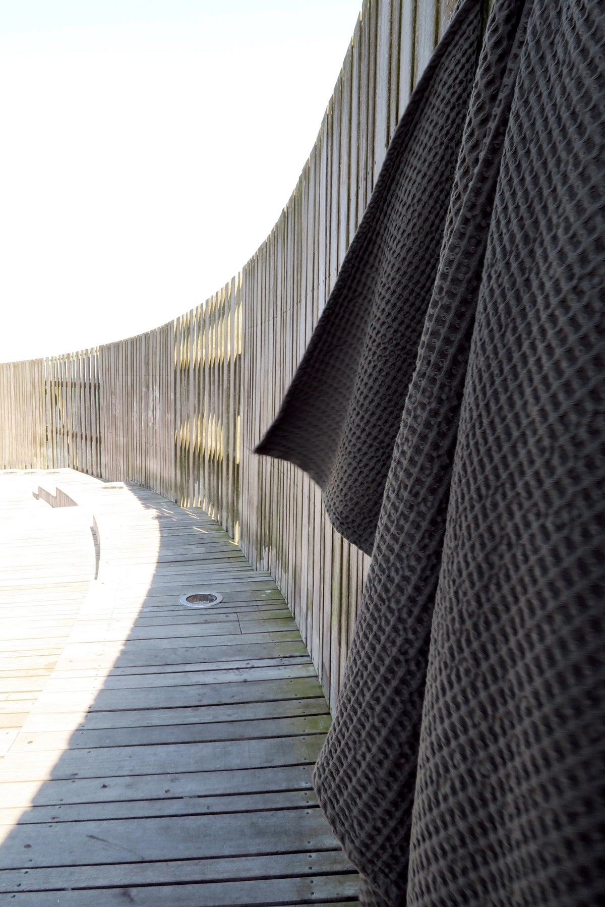 Big Waffle Badetuch 100x150cm dark grey Biobaumwolle in Grau präsentiert im Onlineshop von KAQTU Design AG. Badetuch ist von The Organic Company